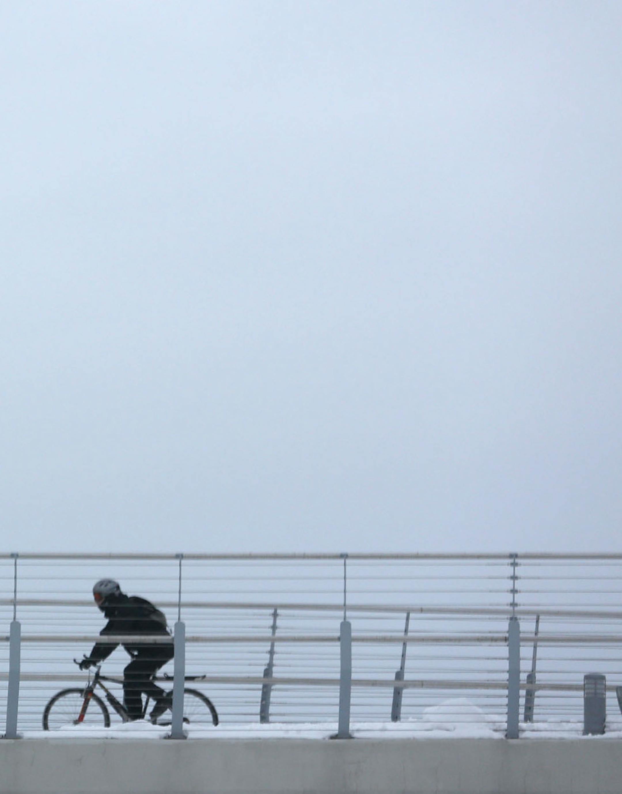 A bicyclist passed another on the pedestrian bridge that went above Hiawatha Ave. in Minneapolis Thursday, December 19, 2013. ] (KYNDELL HARKNESS/STAR TRIBUNE) kyndell.harkness@startribune.com