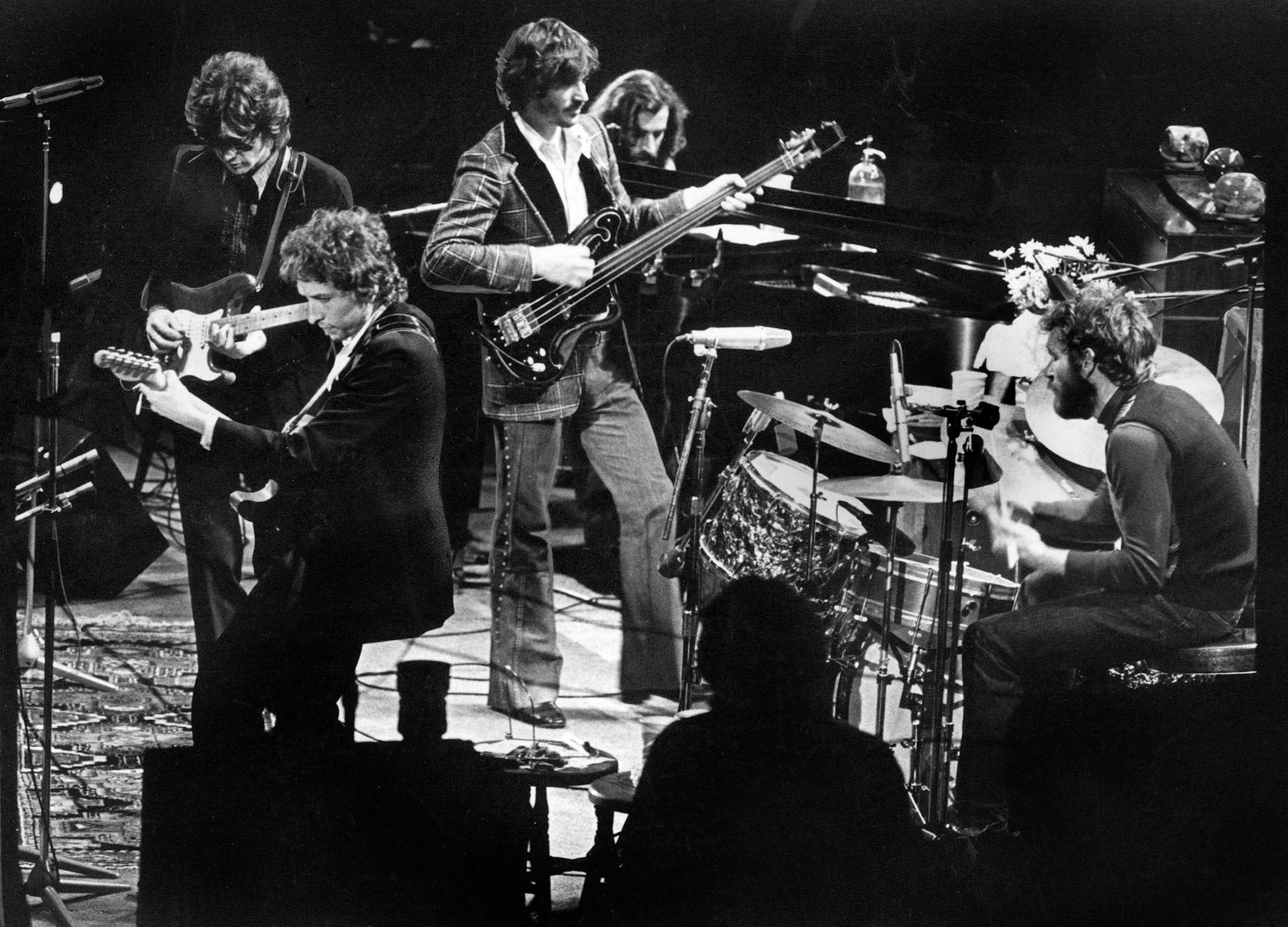 Bob Dylan, foreground, left, joins the Band, from left, Robbie Robertson, Rick Danco, Richard Manuel and Levon Helm at a 1974 concert at the Forum in Inglewood, California. Levon Helm, a singer and drummer for the rock group the Band, has died at 71, April 19, 2012. Helm was known for his distinctive lead vocals on "The Night They Drove Old Dixie Down," "Rag Mama Rag," "Ophelia" and other songs. (Los Angeles Times/MCT)