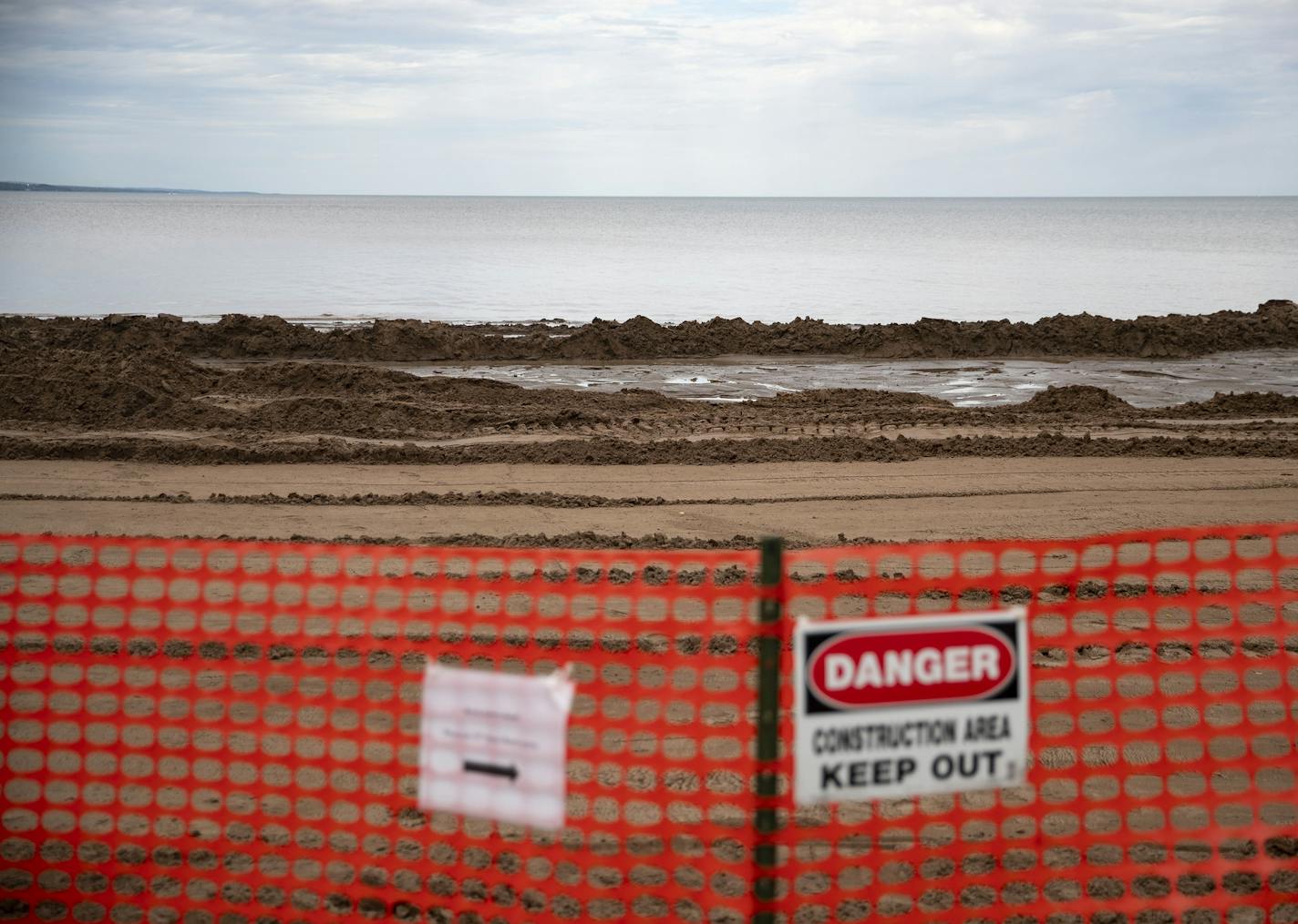 Dirt dredged from the bottom of the Duluth Harbor was being pumped into Park Point beach on Tuesday as part of an effort to raise the beach front and protect homes along the island. ] ALEX KORMANN • alex.kormann@startribune.com Over the past two years the Army Corps of Engineers has dredged up tens of thousands of cubic yards of sludge, silt and sand from the bottom of Duluth Harbor to raise the beach fronts and protect homes along Lake Superior from record high water levels.