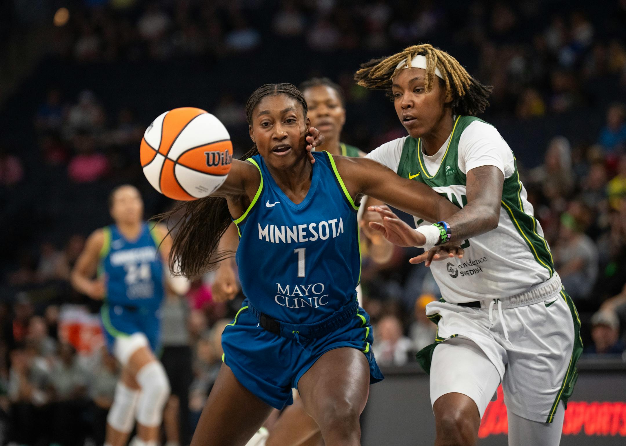 Minnesota Lynx guard Diamond Miller tried to maintain control of the ball while being defended by Seattle Storm guard Jordan Horston in the first quarter.