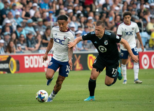 D.C. United midfielder Andy Najar (14) runs down the field while Minnesota United midfielder Robin Lod (17) tries to guard during the first half the m