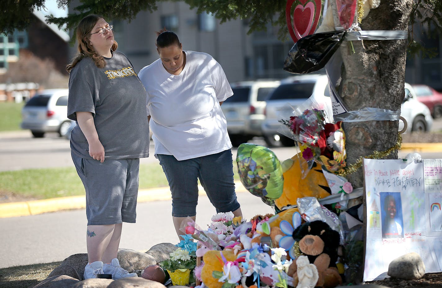 Rachel Volk, left, and Ashely Allen made a visit to a makeshift memorial site and said they have been coming to this particular tree every day to remember Barway Collins, Tuesday, April 14, 2015 in Crystal, MN. ] (ELIZABETH FLORES/STAR TRIBUNE) ELIZABETH FLORES &#x2022; eflores@startribune.com