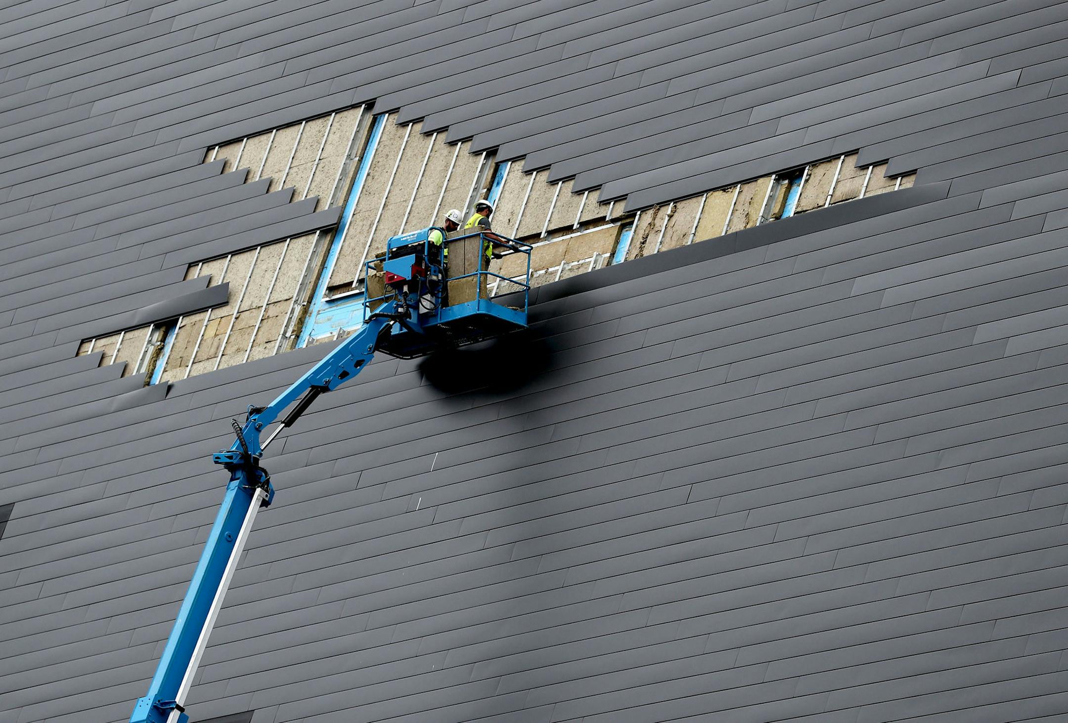 More siding at US Bank Stadium proves to be defective and is removed Friday, Aug. 12, 2016, in Minneapolis, MN.](DAVID JOLES/STARTRIBUNE)djoles@startribune More siding at US Bank Stadium proves to be defective and is removed and replaced.