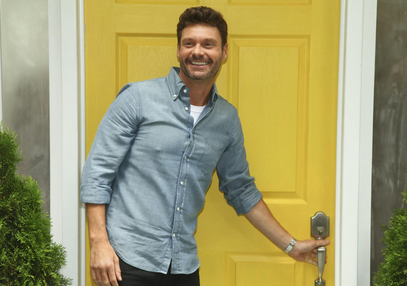 Ryan Seacrest participates in the "Knock Knock Live" pop up event outside the News Corporation/Fox Building on Tuesday, July 14, 2015, in New York. (Photo by Andy Kropa/Invision/AP)