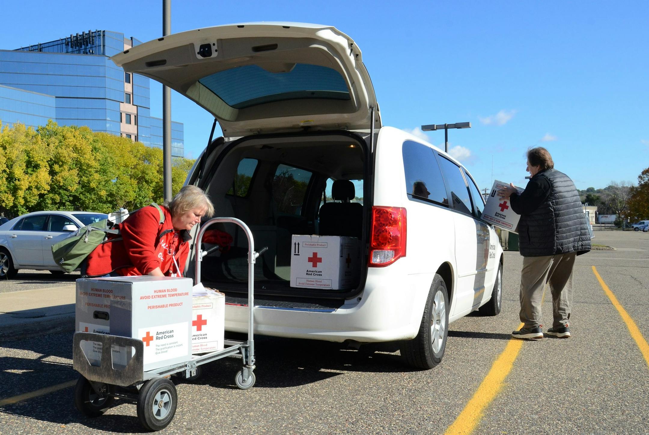 Retirees Jerry and Karen Wah are volunteer drivers for the American Red Cross. The Scandia couple has crisscrossed the state delivering lifesaving blood products to hospital and clinics.
Photo by Lynette Nyman/American Red Cross.