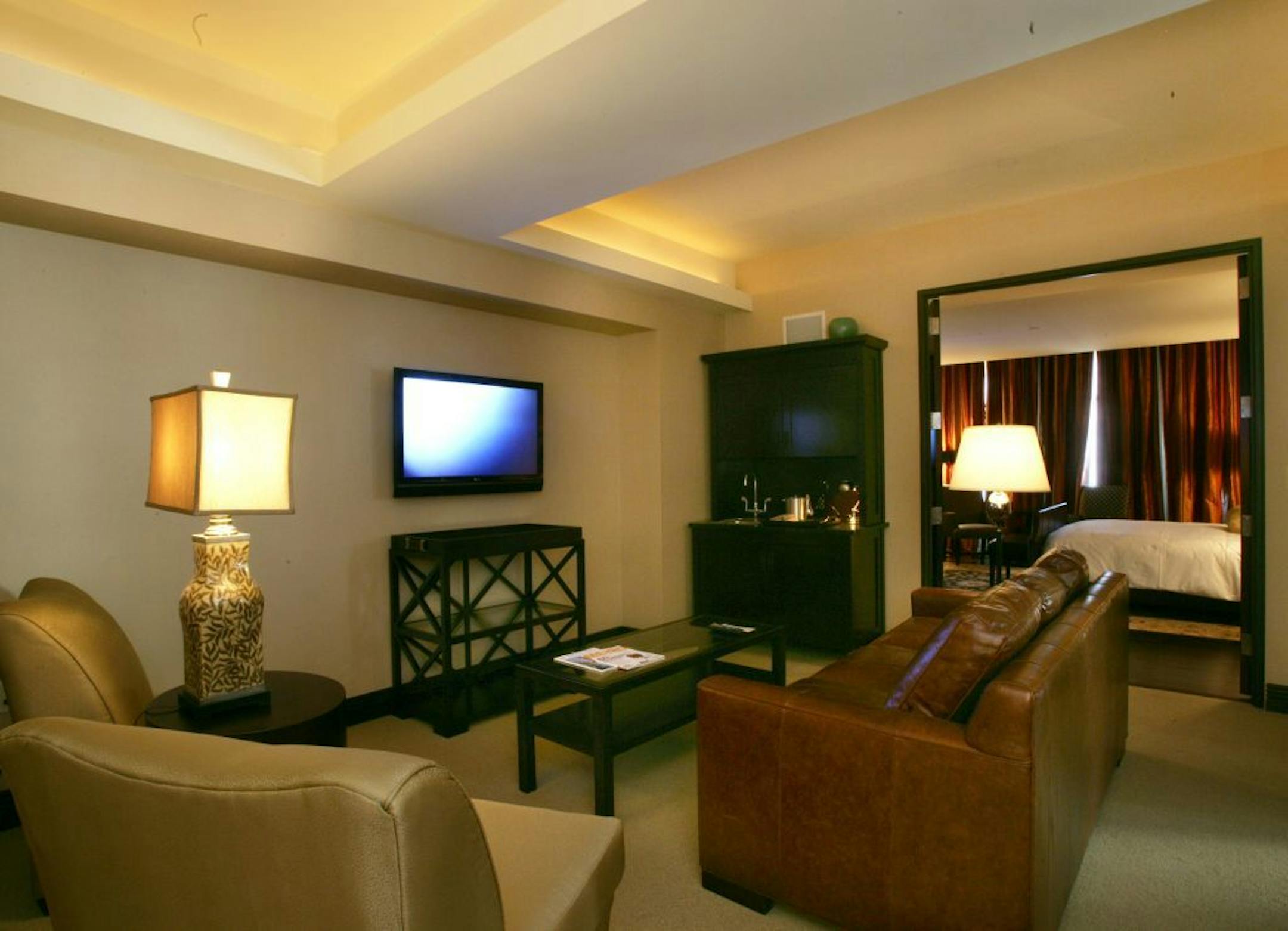 Linda Mack review of the new " IVY' luxury hotel and suites. 8th floor Master suite.