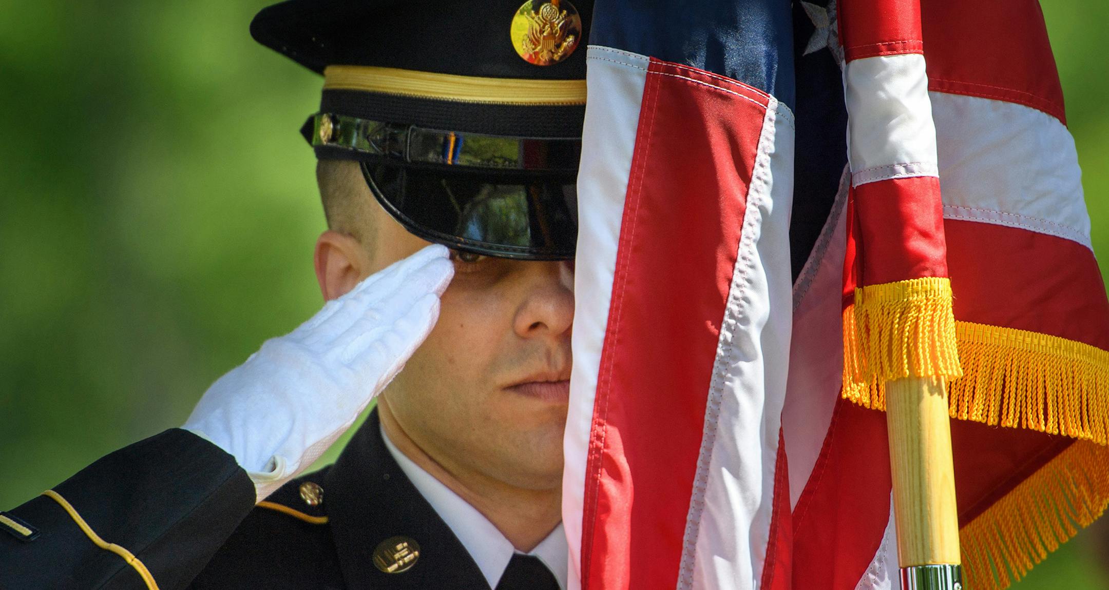 The Minnesota National Guard color guard posted the colors. ] GLEN STUBBE * gstubbe@startribune.com Monday, May 30, 2016 Memorial Day ceremony at Lakewood Cemetery. Looking for a nice standalone. What's Happening at this time: The ceremony starts at 10:30 am near the Soldiers Memorial monument. There will be gospel singing, the Minneapolis Police Band performing, a dove release, the playing of Taps, and an honor guard. ORG XMIT: MIN1605301425501280