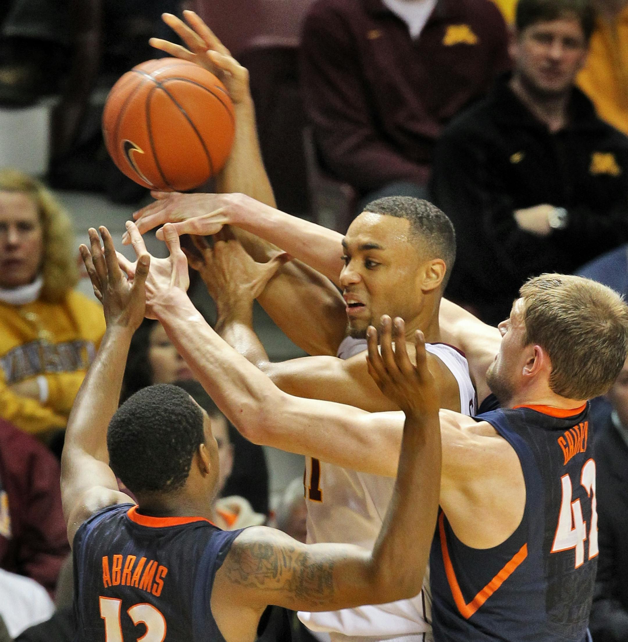 Illinois defenders surrounded the Gophers' Joe Coleman late in the game.