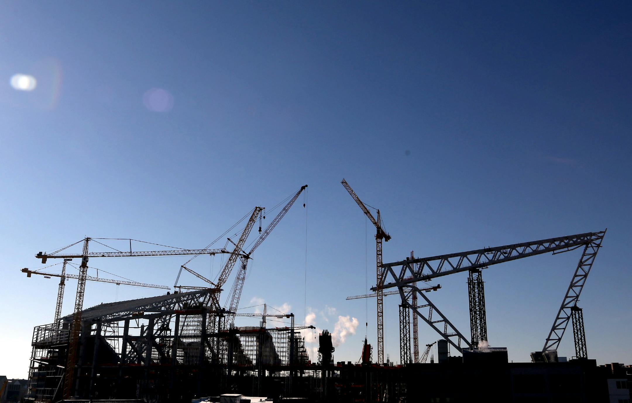 Even having the weather in the single digits the work on the Vikings stadium continues. ] (KYNDELL HARKNESS/STAR TRIBUNE) kyndell.harkness@startribune.com The building of the Vikings Stadium in Minneapolis Min., Tuesday, January 13, 2014. ORG XMIT: MIN1501131516492370