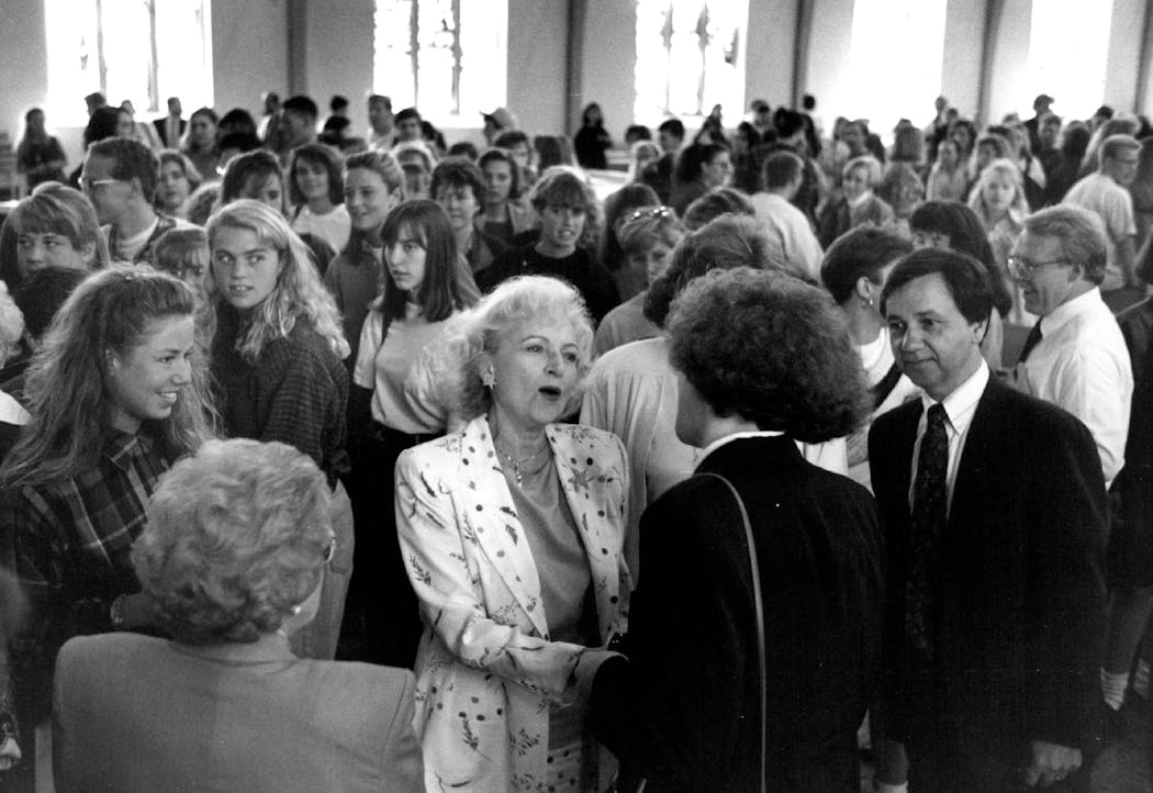 Betty White spoke with people at St. Olaf during a stop at the college in 1992.