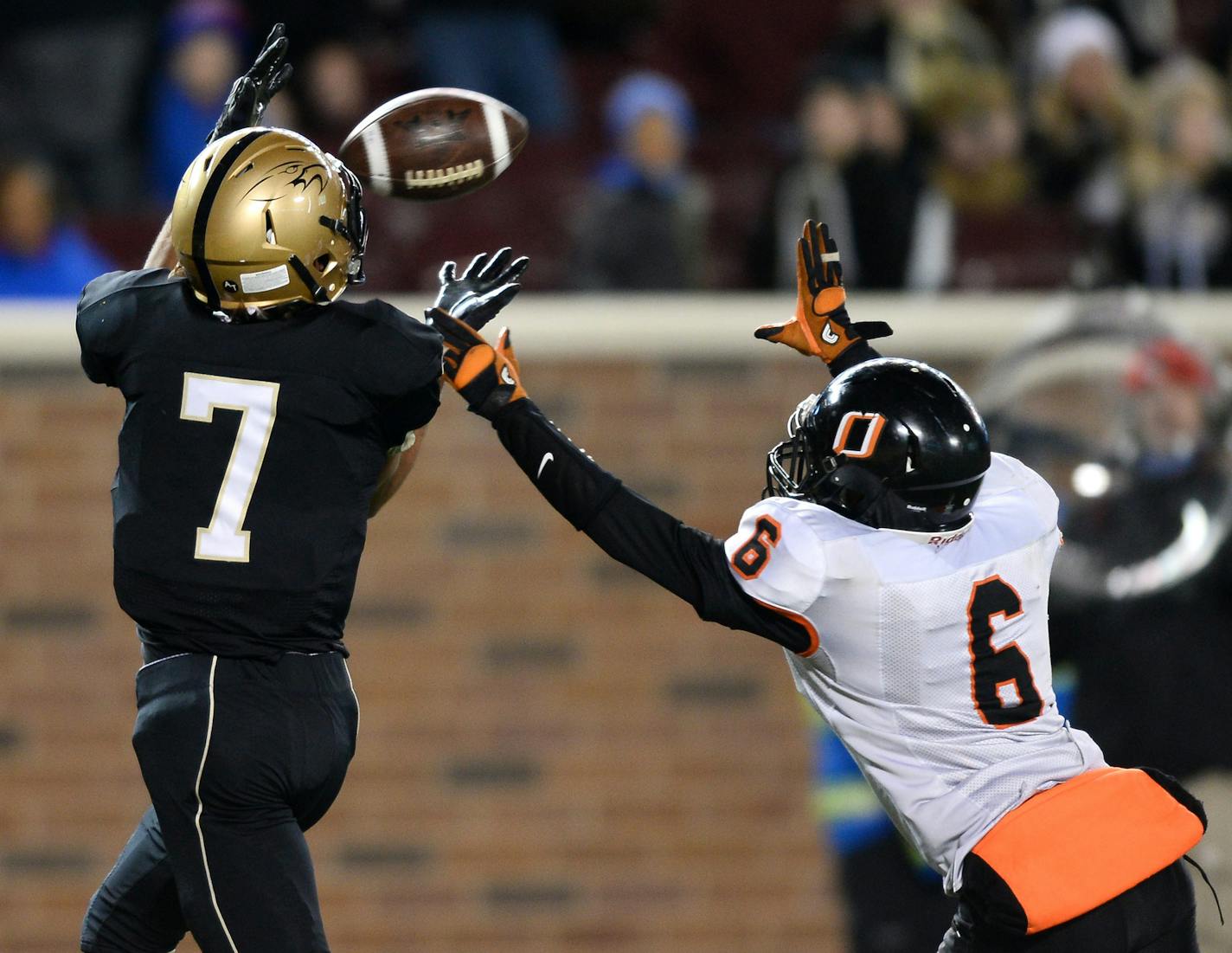 East Ridge wide receiver Sam Schiller (7) make a touchdown catch while being defended by Osseo cornerback Quincy Williams (6) in the second quarter. ] (AARON LAVINSKY/STAR TRIBUNE) aaron.lavinsky@startribune.com Osseo played East Ridge in the Class 6A championship game on Friday, Nov. 13, 2015 at TCF Bank Stadium.