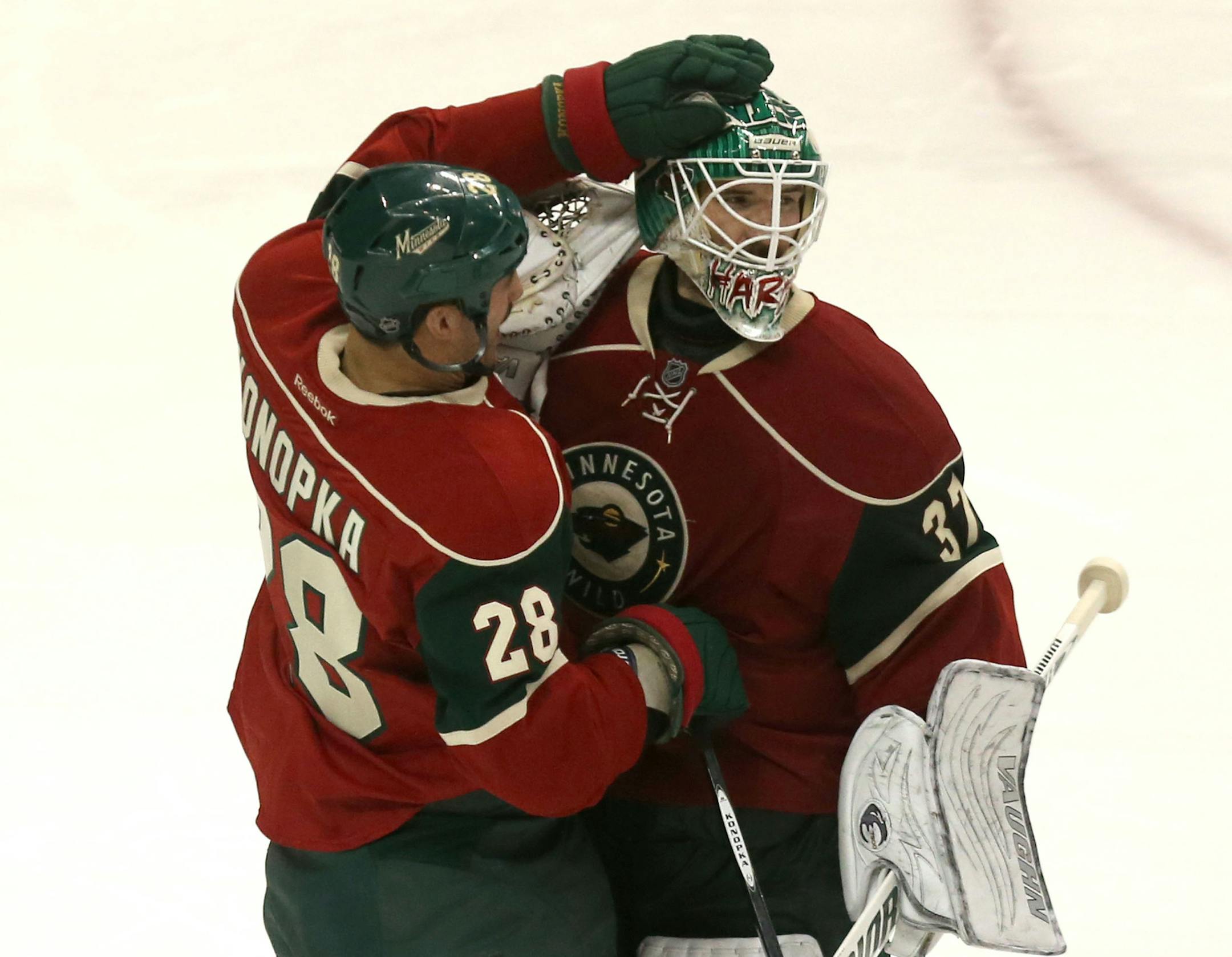 The Wild's Zenon Konopka celebrated with goalie Josh Harding after winning in the shootout at the Xcel Energy Center in St. Paul, Min., Wednesday, November 13, 2013. The Wild won over the Maple Leafs during a shooting out 2-1. ] (KYNDELL HARKNESS/STAR TRIBUNE) kyndell.harkness@startribune.com
