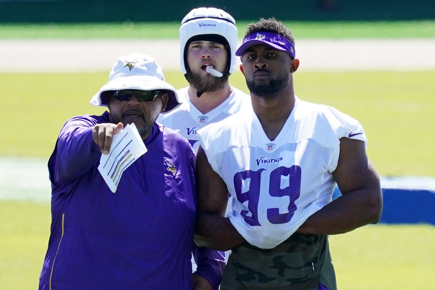 Minnesota Vikings assistant head coach Andre Patterson talked with veteran defensive end Danielle Hunter (99) during the first day of mandatory minicamp Tuesday in Eagan. ] ANTHONY SOUFFLE • anthony.souffle@startribune.com