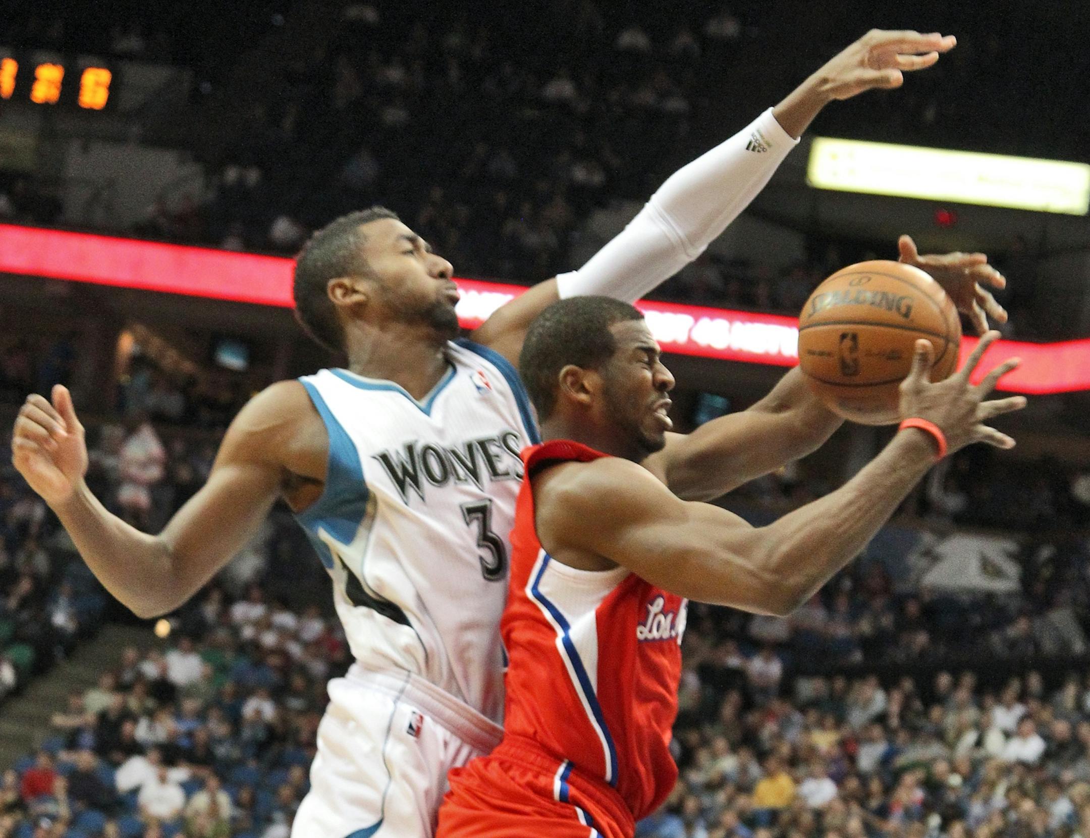 Clipper Chris Paul, right, grabbed a rebound away from Wolves Malcolm Lee.