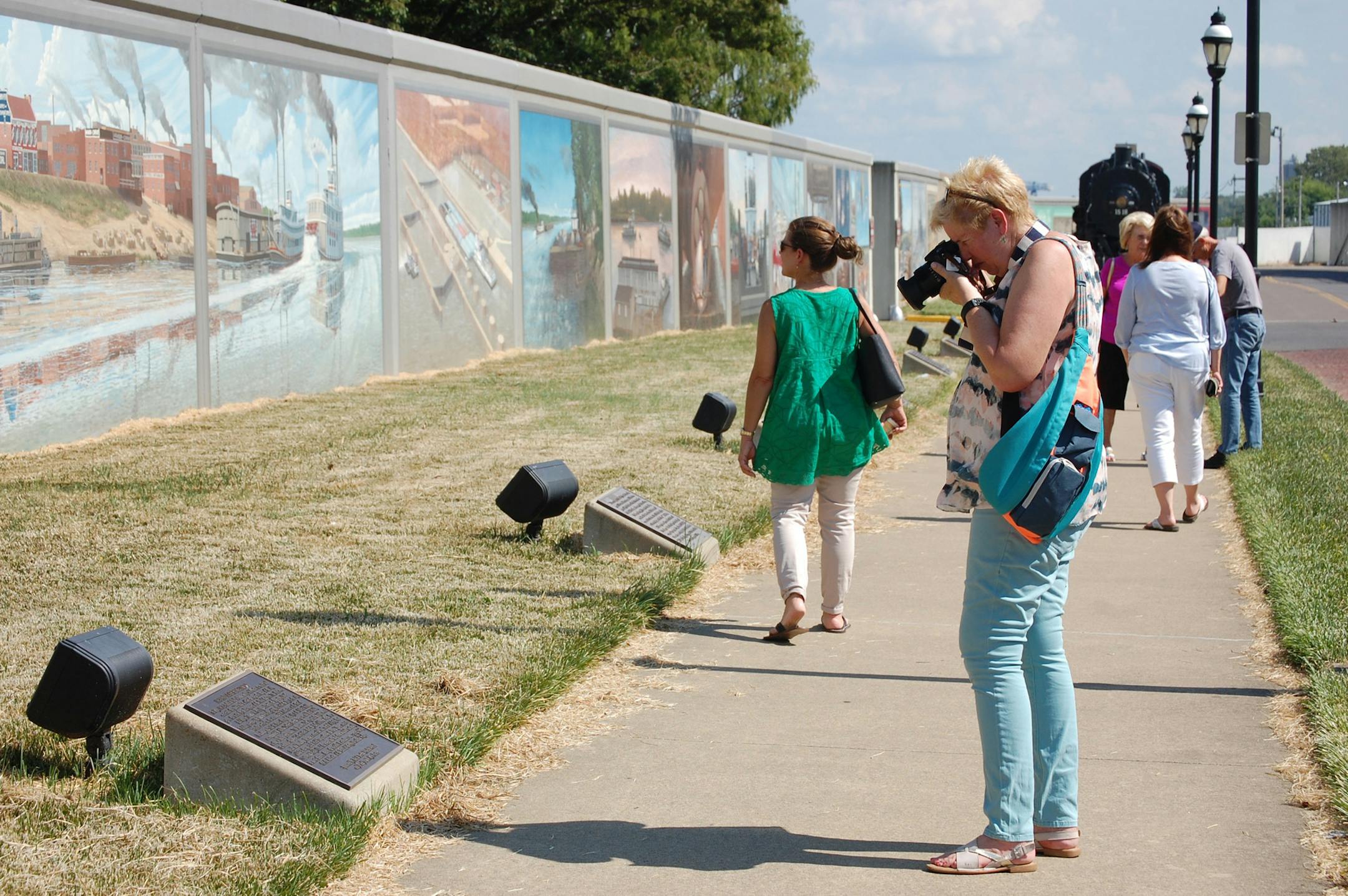 Tourists can often be seen snapping photos of the 50-plus murals that cover Paducah's floodwalls. (Lori Rackl/Chicago Tribune/TNS)