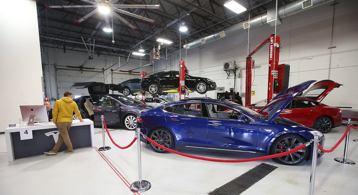 Car enthusiasts were sifted through four different product specialists to put down a $1000 down payment inside a showroom at the Tesla in Eden Prairie, MN, Thursday March 31, 2016. ] (ELIZABETH FLORES/STAR TRIBUNE) ELIZABETH FLORES &#x2022; eflores@startribune.com