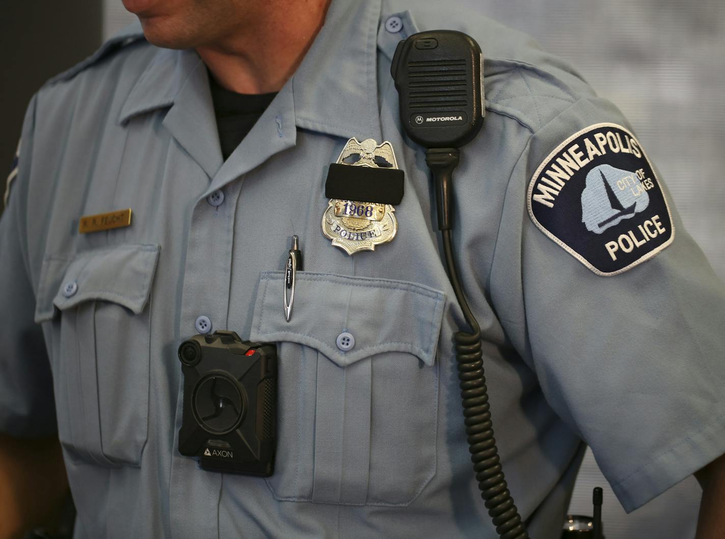 A Minneapolis police officer tested out a body camera before the department adopted them in 2017. A new policy prevents Minneapolis officers involved in critical incidents, including those involving deadly force, from reviewing body camera footage before completing an initial police report for the incident. (Jeff Wheeler/Minneapolis Star Tribune/TNS) ORG XMIT: 1702160