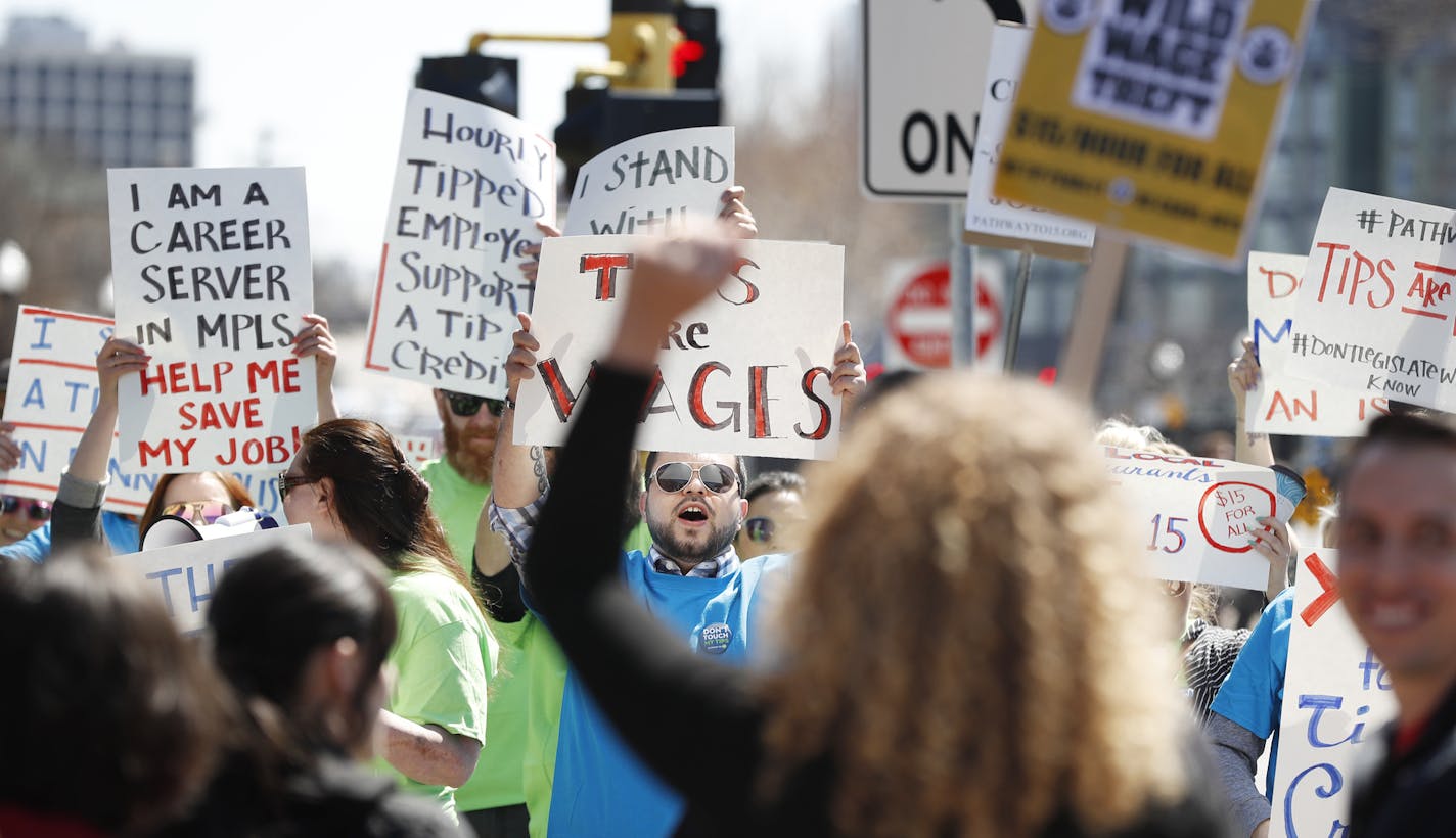 Activist from 15Now Minnesota in the foreground are pushing for a $15 minimum wage, faced off with restaurant servers who want a tip carve out near Buffalo Wild Wings on the UoM campus Monday April 17, 2017 in Minneapolis, MN.] JERRY HOLT &#xef; jerry.holt@startribune.com