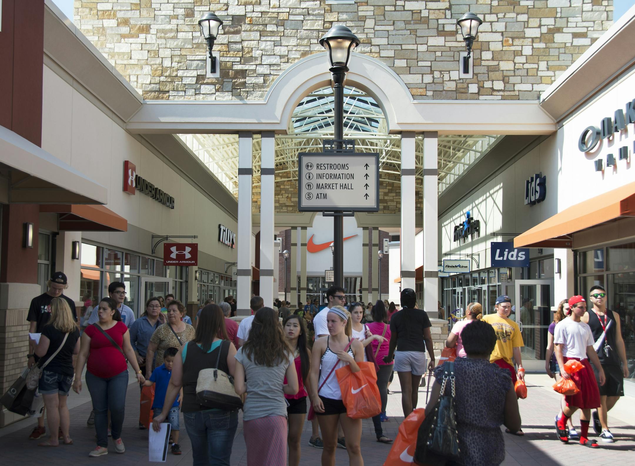 Looking down one of the passages lined with store fronts at Twins Cities Premium Outlets. ] The first Twin Cities outlet mall to be placed in a first ring suburb instead of an exurb opens today (Thurs) in Eagan. 123301 Outlets 20035776C (DAVID BREWSTER/STAR TRIBUNE)