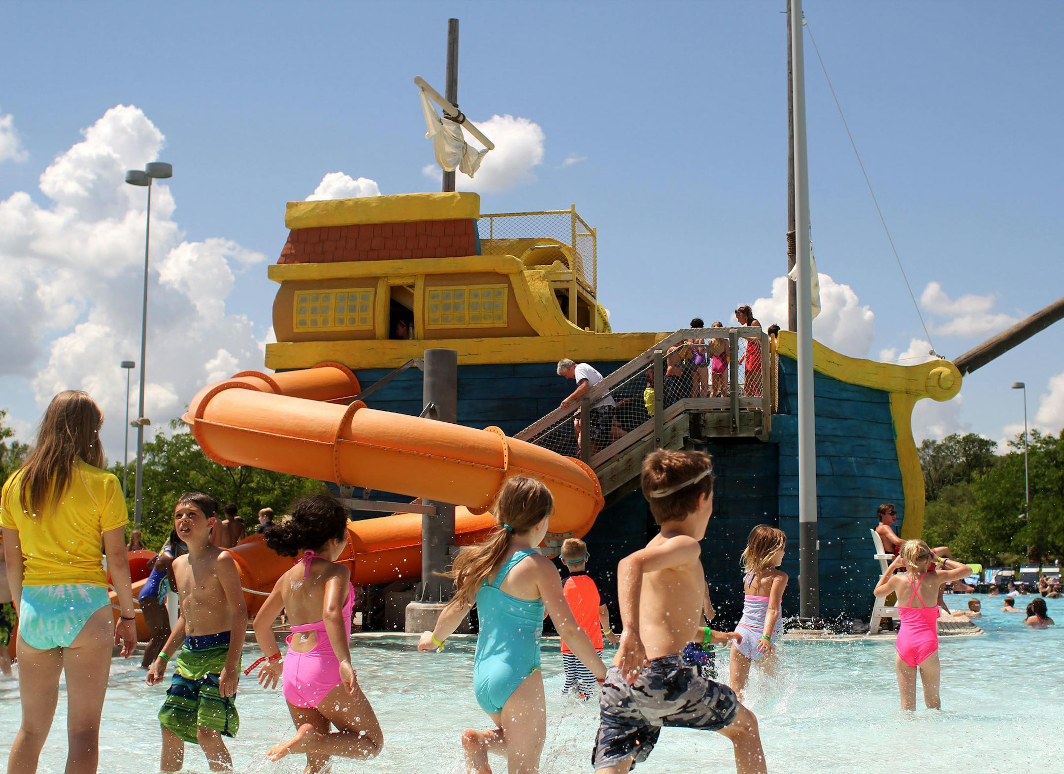 Kids run into the shallow water at the Cascade Bay water park in Eagan on Tuesday afternoon. ] MONICA HERNDON monica.herndon@startribune.com Minneapolis, MN 06/24/2014