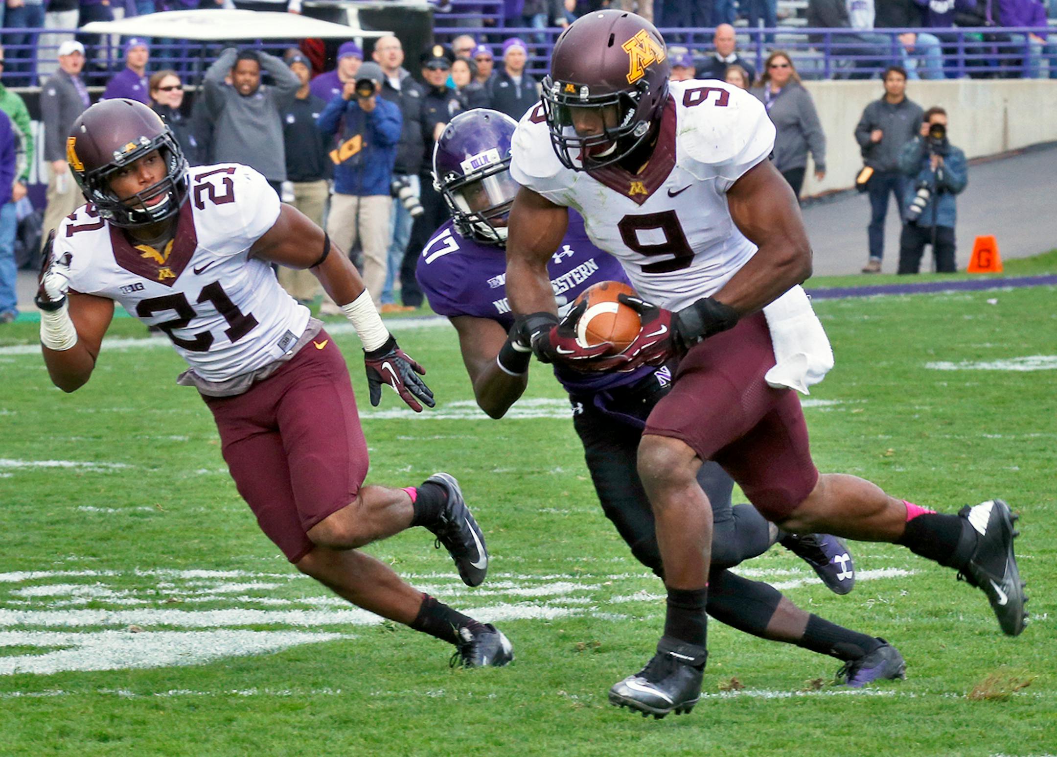 Minnesota linebacker James Manuel (9) headed for the end zone and a touchdown after intercepting a Northwestern pass in 2nd half action putting the Gophers ahead to stay 14-7. . (MARLIN LEVISON/STARTRIBUNE(mlevison@startribune.com)