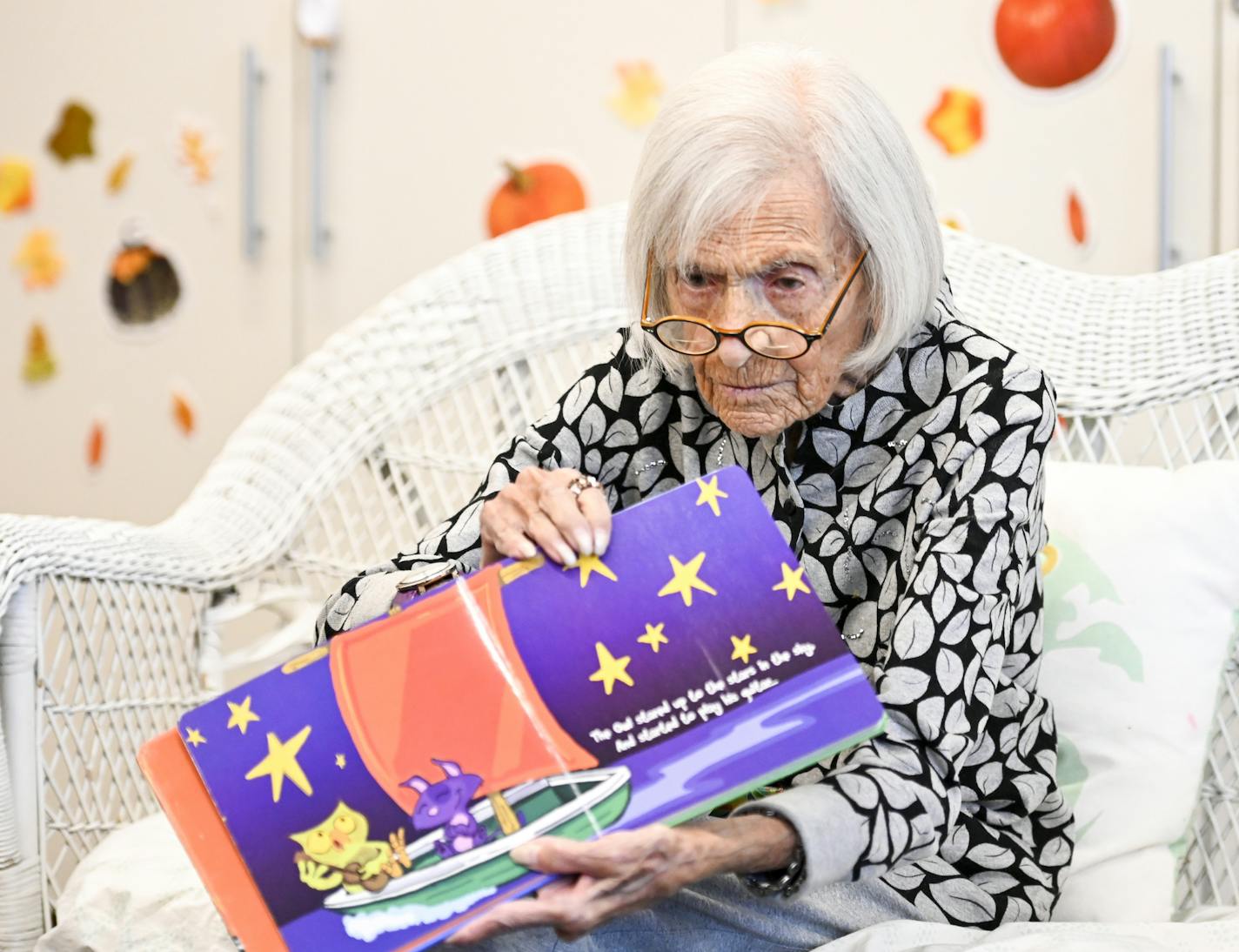 Lifelong volunteer Ruth Knelman, 108, read "The Owl and the Kitty Cat" to children at Temple Israel.