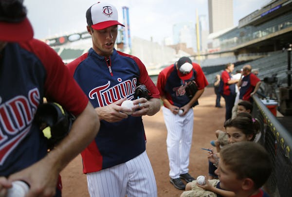Twins new canadien import pitcher Andrew Albers (center), signs a ball for a young fan before the game. ] BRIAN PETERSON &#x201a;&#xc4;&#xa2; brianp@s