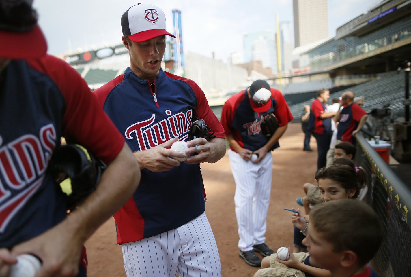 Twins new canadien import pitcher Andrew Albers (center), signs a ball for a young fan before the game. ] BRIAN PETERSON &#x201a;&#xc4;&#xa2; brianp@startribune.com Minneapolis, MN - 08/15//2013