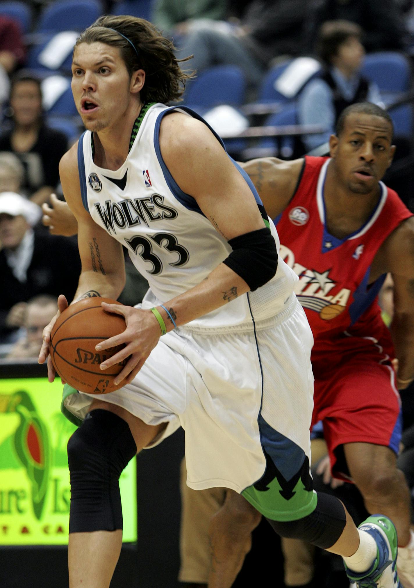 JENNIFER SIMONSON &#xef; jsimonson@startribune.com MINNEAPOLIS - 11/19/08 - Philadelphia 76ers at Timberwolves. IN THIS PHOTO:] Timberwolves Mike Miller looked to make a pass during the first half against the Philadelphia 76ers. Minnesota won, 102-96.