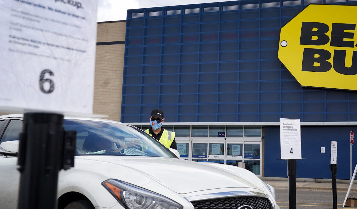 Best Buy employees met customers in the parking lot, bringing purchases to their cars for curbside pickup at the Apple Valley store. Best Buy will begin allowing shoppers in stores by appointment only. ] GLEN STUBBE &#x2022; glen.stubbe@startribune.com Wednesday, April 29, 2020