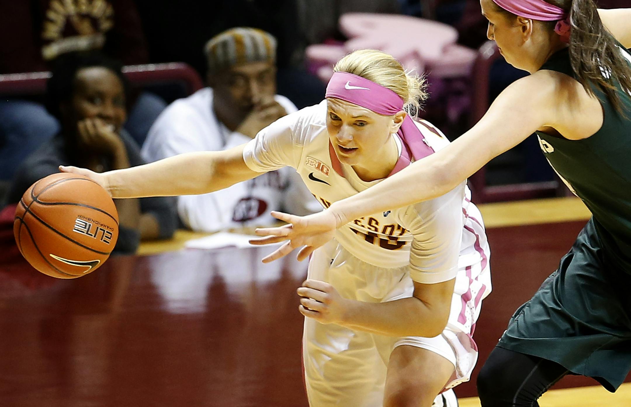 Carlie Wagner (33) drove to the basket in the first half. Wagner had 25 points in the Gophers win over Michigan State last weekend.