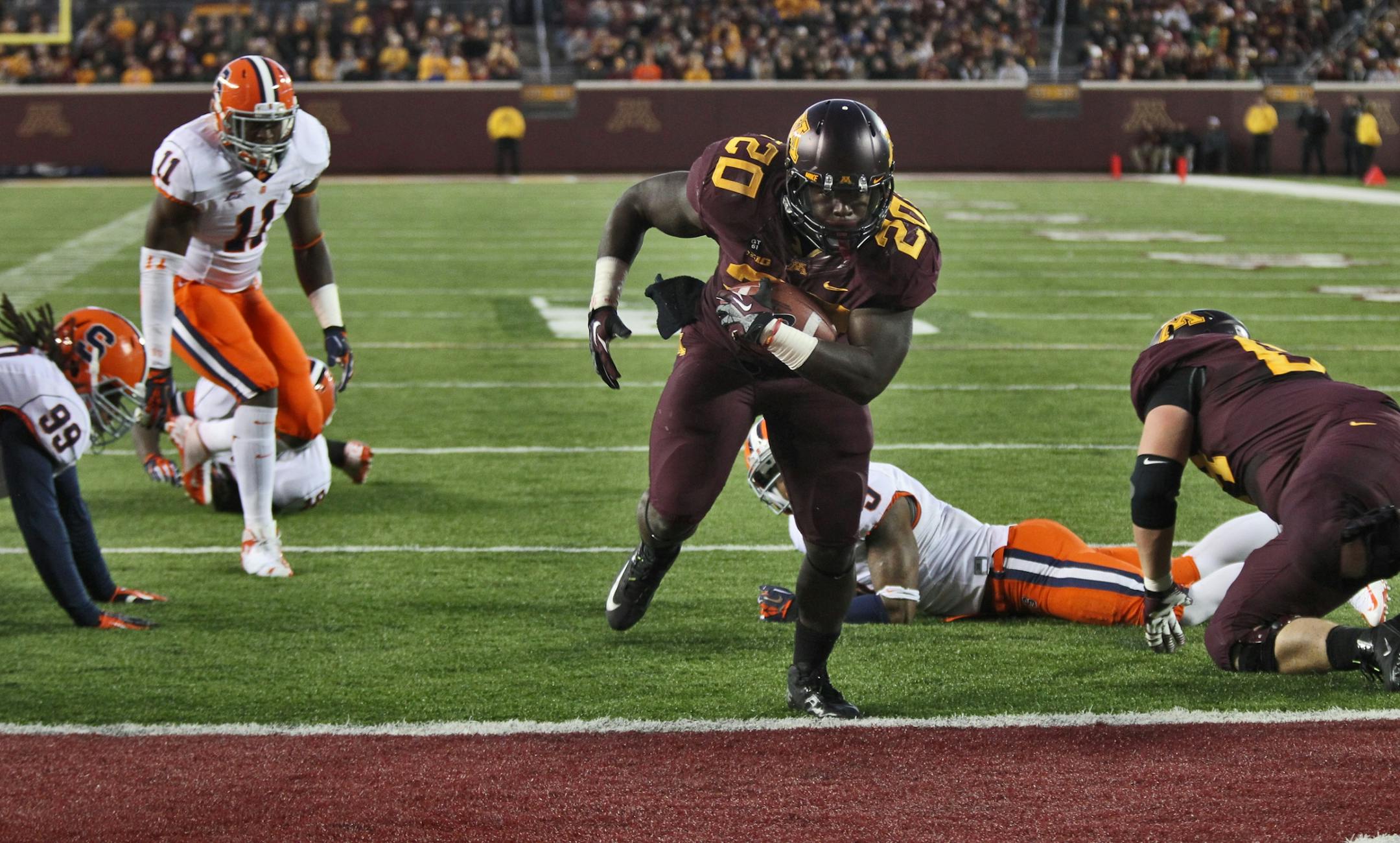 Minnesota Gophers vs. Syracuse Orange football. Gophers running back Donnell Kirkwood found a huge hole in the line to score a Minnesota touchdown in the first quarter. (MARLIN LEVISON/STARTRIBUNE(mlevison@startribune.com