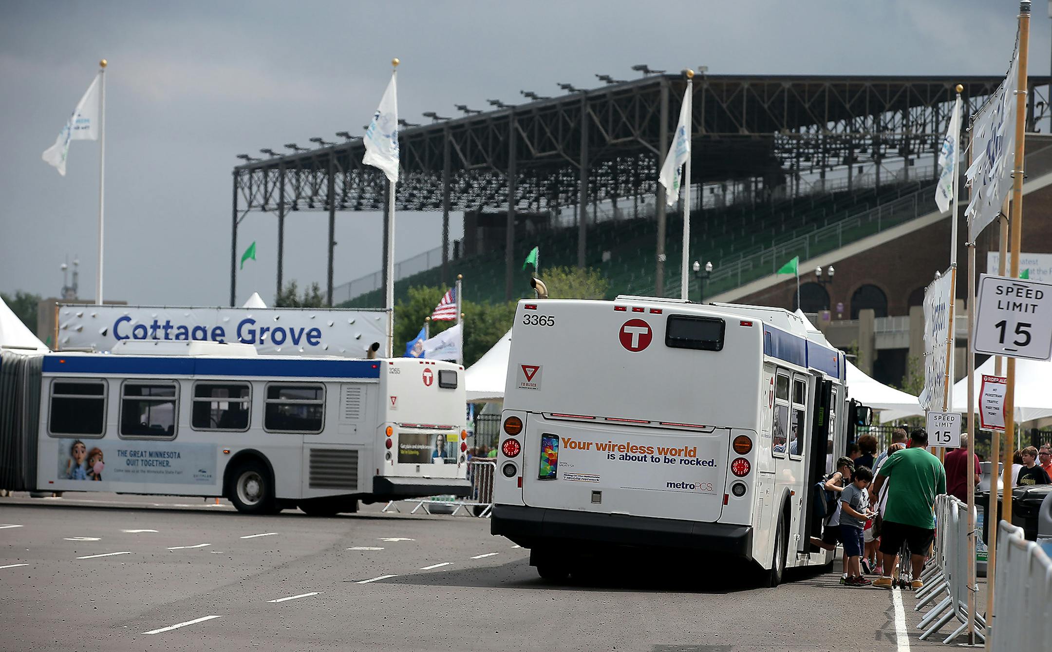 Fair goers made their way off a bus at the new bus transportation hub at the Minnesota State Fair, Sunday, August 24, 2014 in Falcon Heights, MN. ] (ELIZABETH FLORES/STAR TRIBUNE) ELIZABETH FLORES • eflores@startribune.com