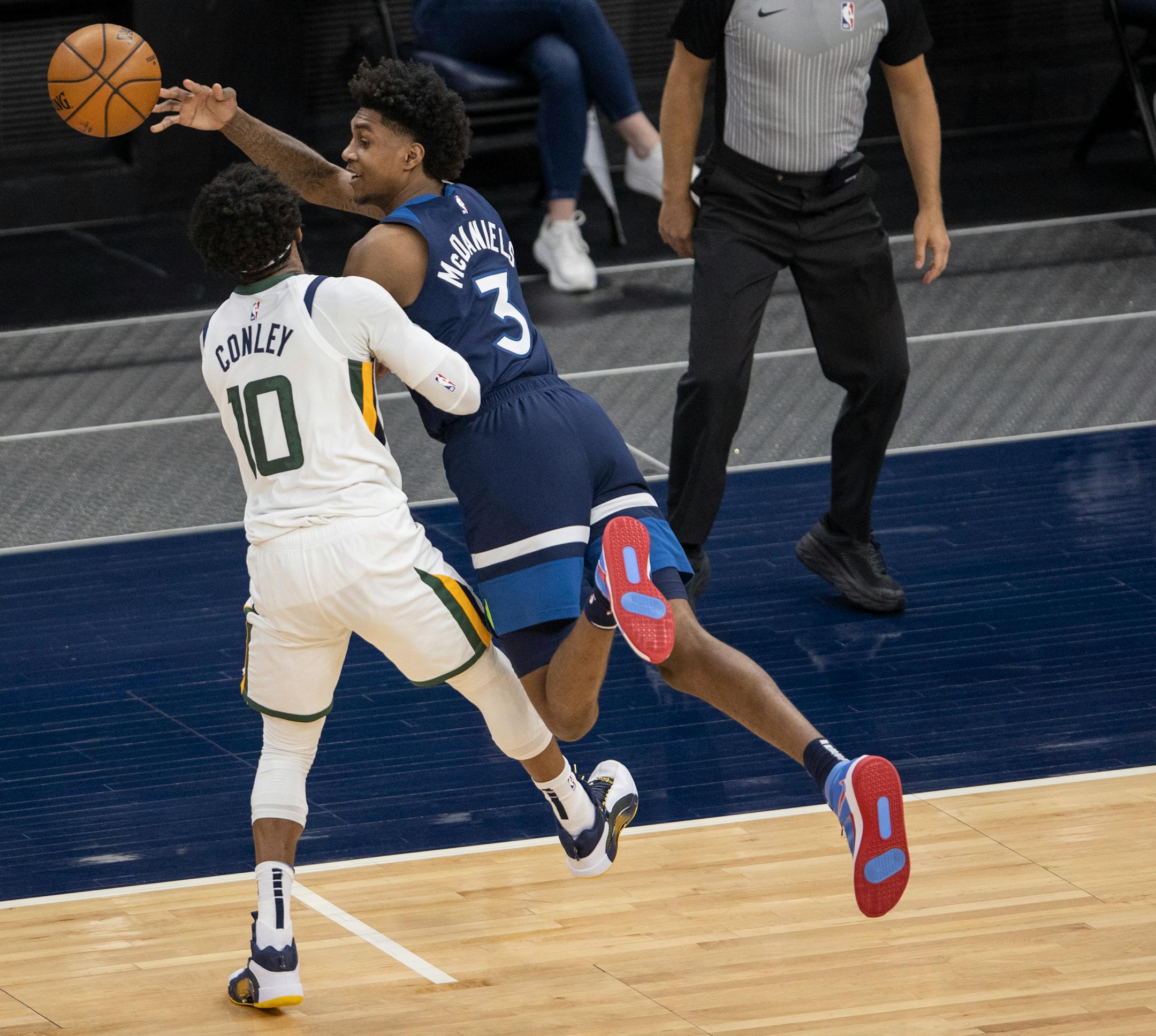 Jaden McDaniels (3) of the Minnesota Timberwolves stole the ball from Mike Conley (10) of the Utah Jazz in the final second of the game.