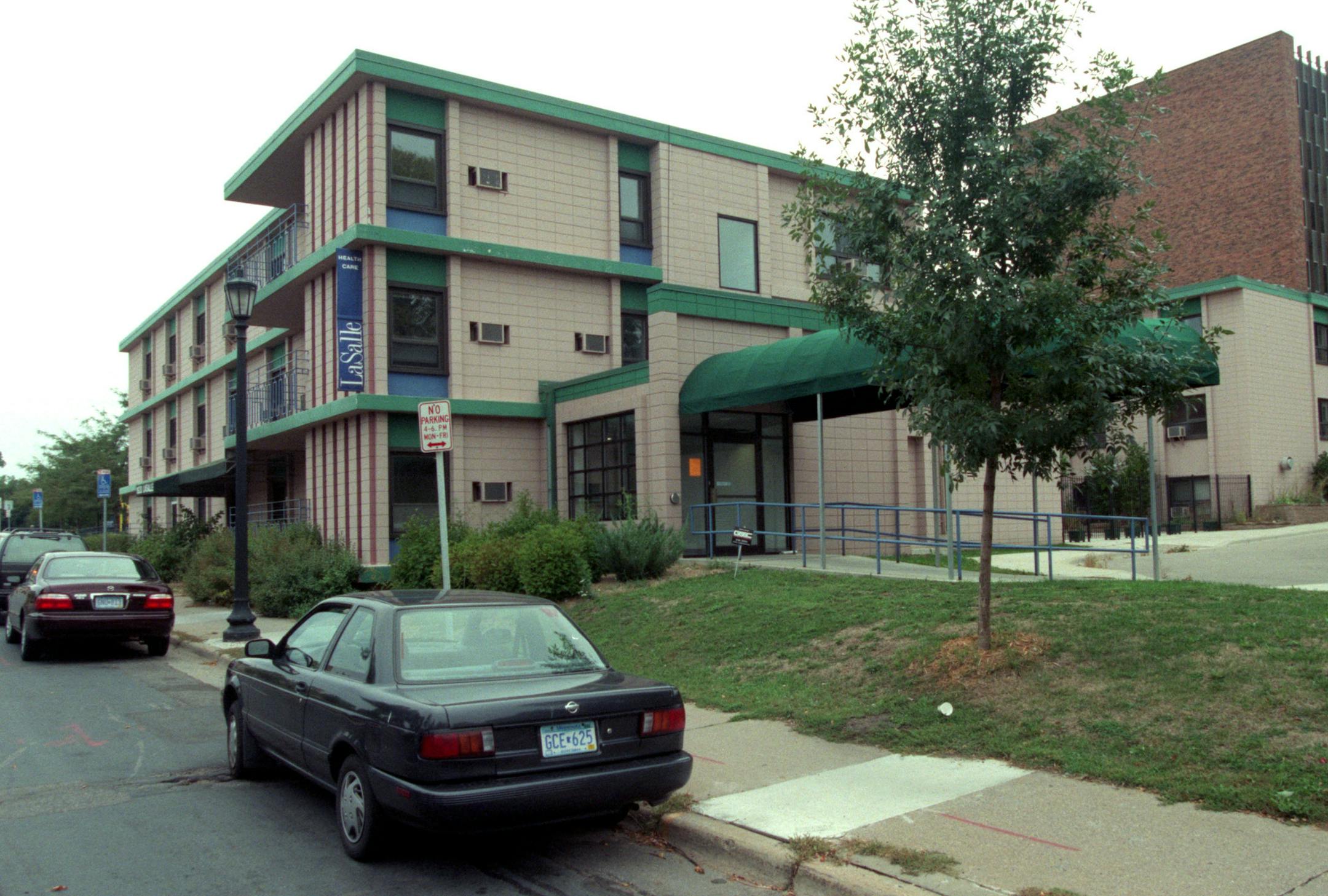 GENERAL INFORMATION: Minneapolis, Mn., Sat. Sep. 15, 2001--1920 LaSalle, a Whittier neighborhood building that is the center of controversy.
IN THIS PHOTO: