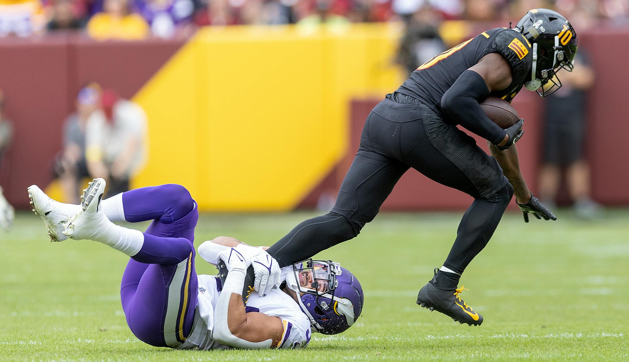 Minnesota Vikings linebacker Eric Kendricks (54) stops Washington Commanders wide receiver Curtis Samuel (10) in the first quarter.