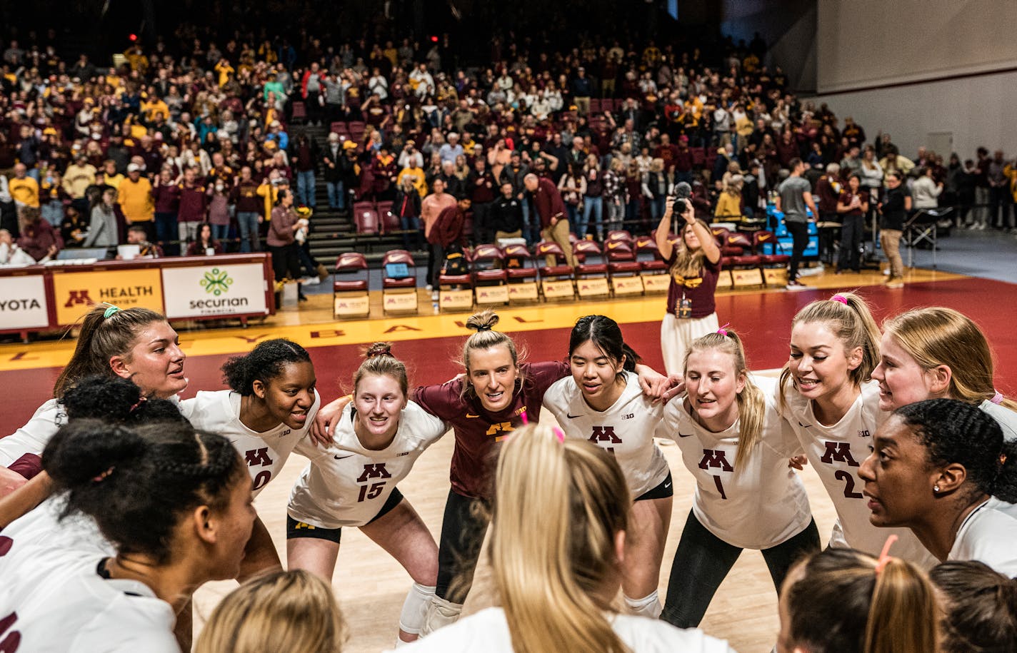 Gophers celebrate their straight sets win against the Hoosiers at Maturi Pavilion Minneapolis, Minn., on Sunday, Nov. 13, 2022. This is the women's volleyball Gophers final regular season home game — vs. Indiana] RICHARD TSONG-TAATARII • richard.tsong-taatarii @startribune.com