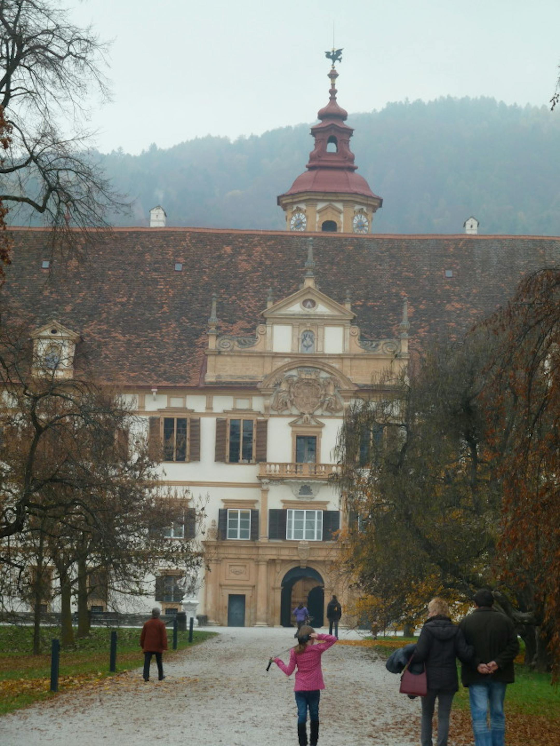 The view of the palace from the beginning of the..."driveway"?