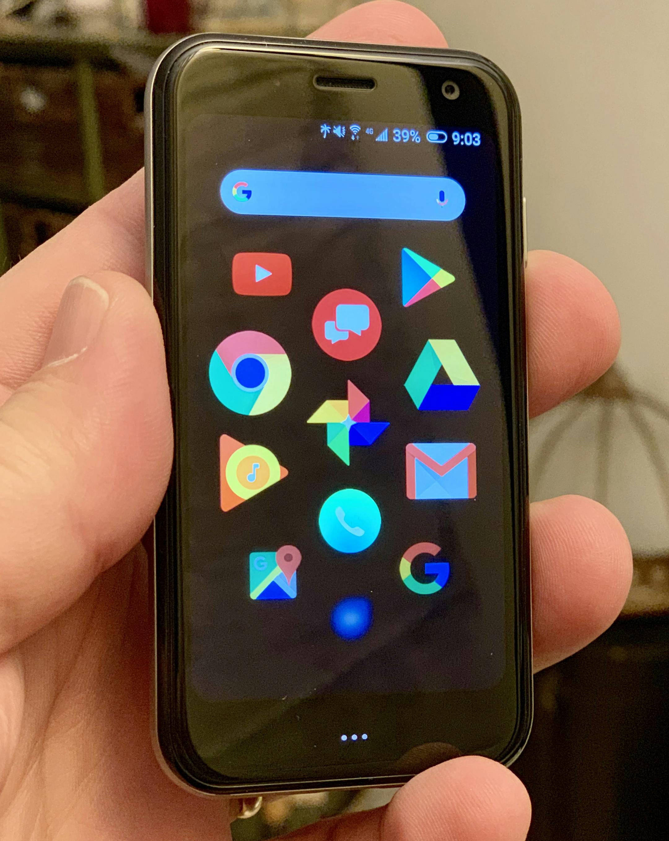 The apps on the Palm phone are arranged in one long vertical screen. (Jim Rossman/Dallas Morning News/TNS) ORG XMIT: 1274048