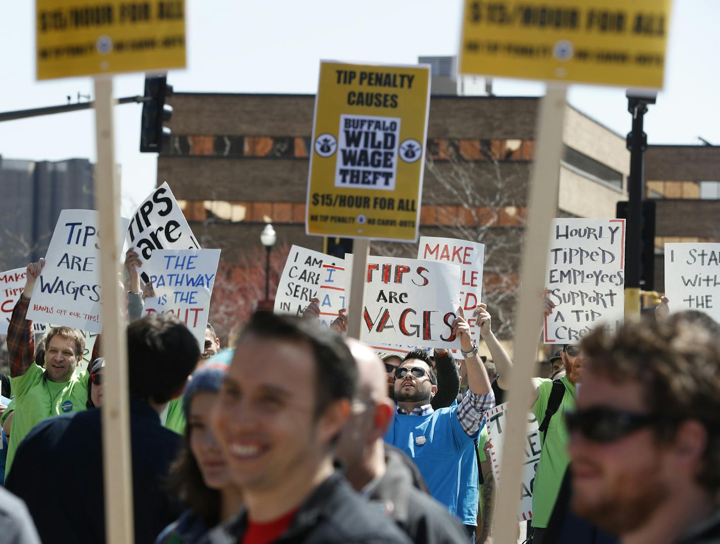 Activist from 15Now Minnesota in the foreground are pushing for a $15 minimum wage, faced off with restaurant servers who want a tip carve out near Buffalo Wild Wings on the UoM campus Monday April 17, 2017 in Minneapolis, MN.] JERRY HOLT &#xef; jerry.holt@startribune.com