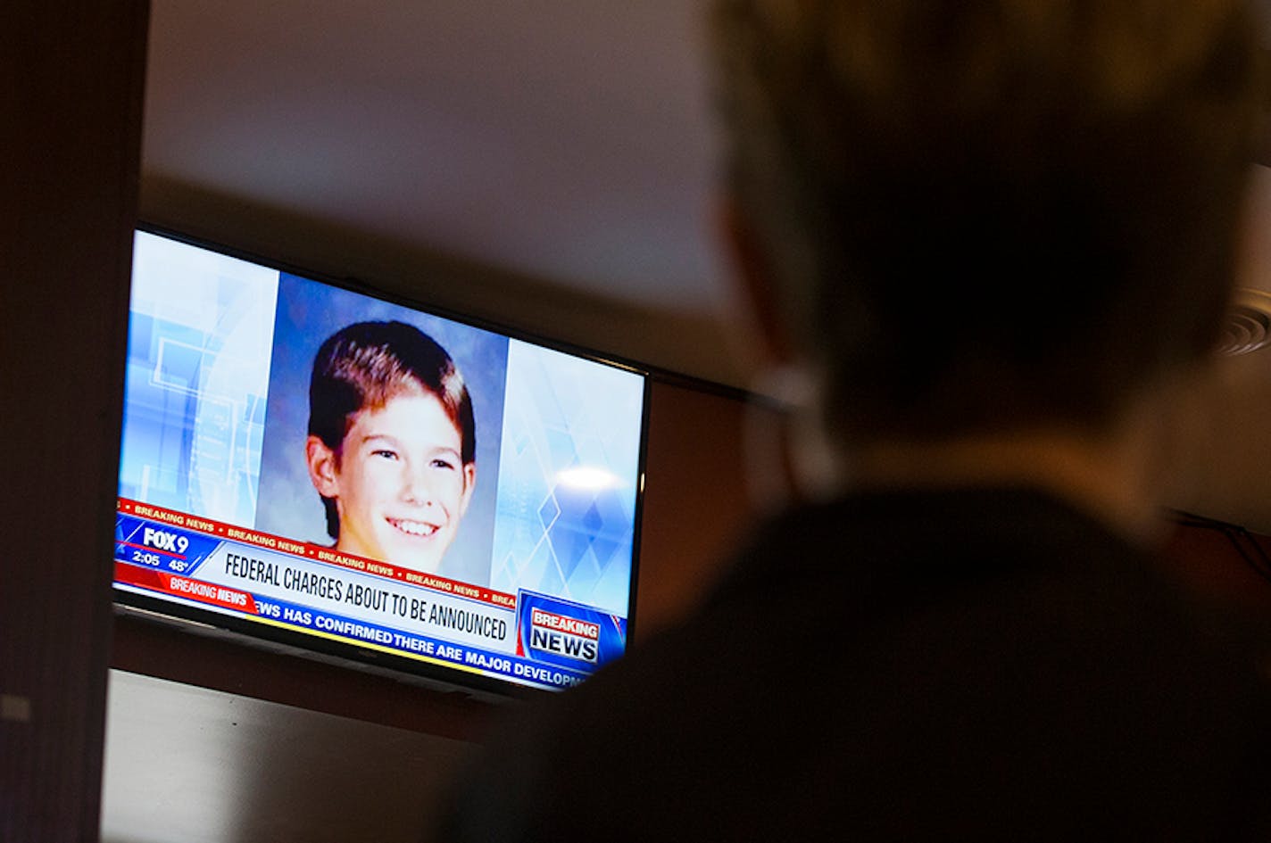 Chandra Holmen, a supervisor at American Burger Bar in St. Joseph watches a press conference revealing a new "person of interest" in the Jacob Wetterling case on Thursday, October 29, 2015.