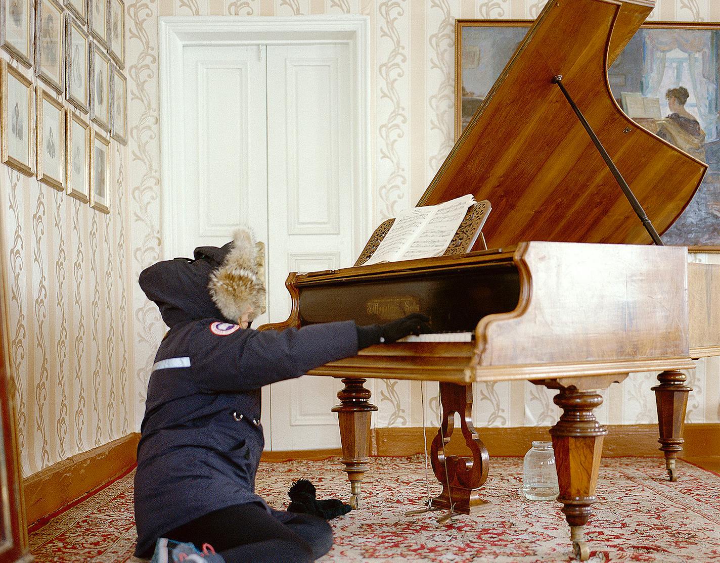 Sophy Roberts with a piano near Kiaktha, Siberia.