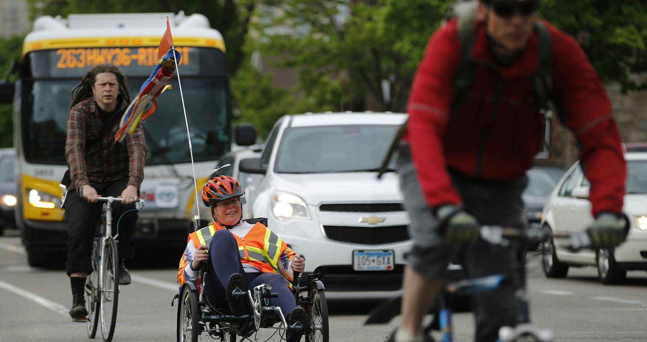 Even with a bike lane, it can be nerve racking for bikers negotiate the evening rush hour traffic on Portland Ave. near the corner of Franklin.] Richard Tsong-Taatarii/rtsong-taatarii@startribune.com ORG XMIT: MIN1605151037390764 ORG XMIT: MIN1705041731350109