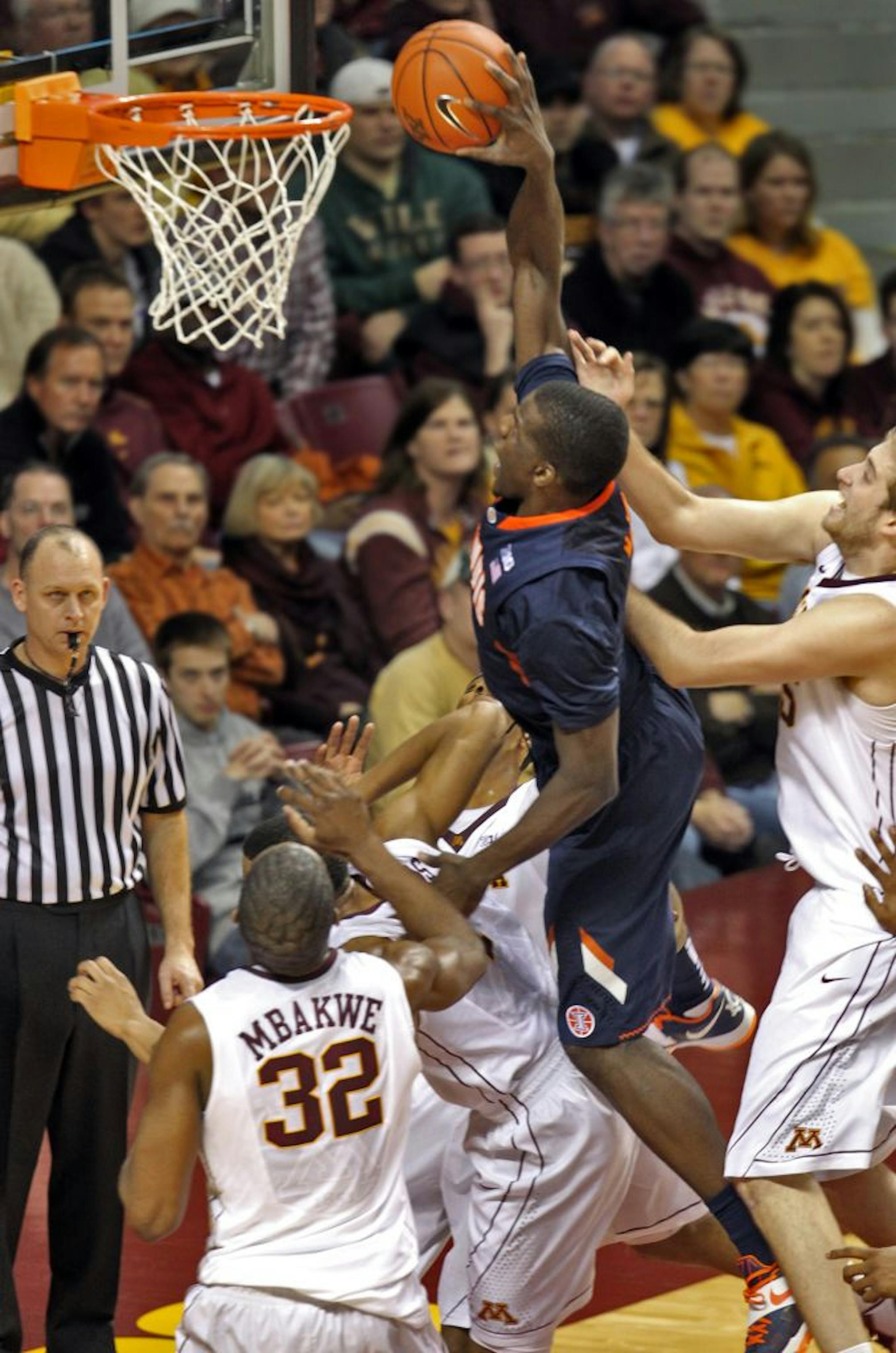 Minnesota Gophers vs. Illinois. Illinois guard Sam McLaurin soared above the Minnesota defense on a drive to the basket .(MARLIN LEVISON/STARTRIBUNE(mlevison@startribune.com