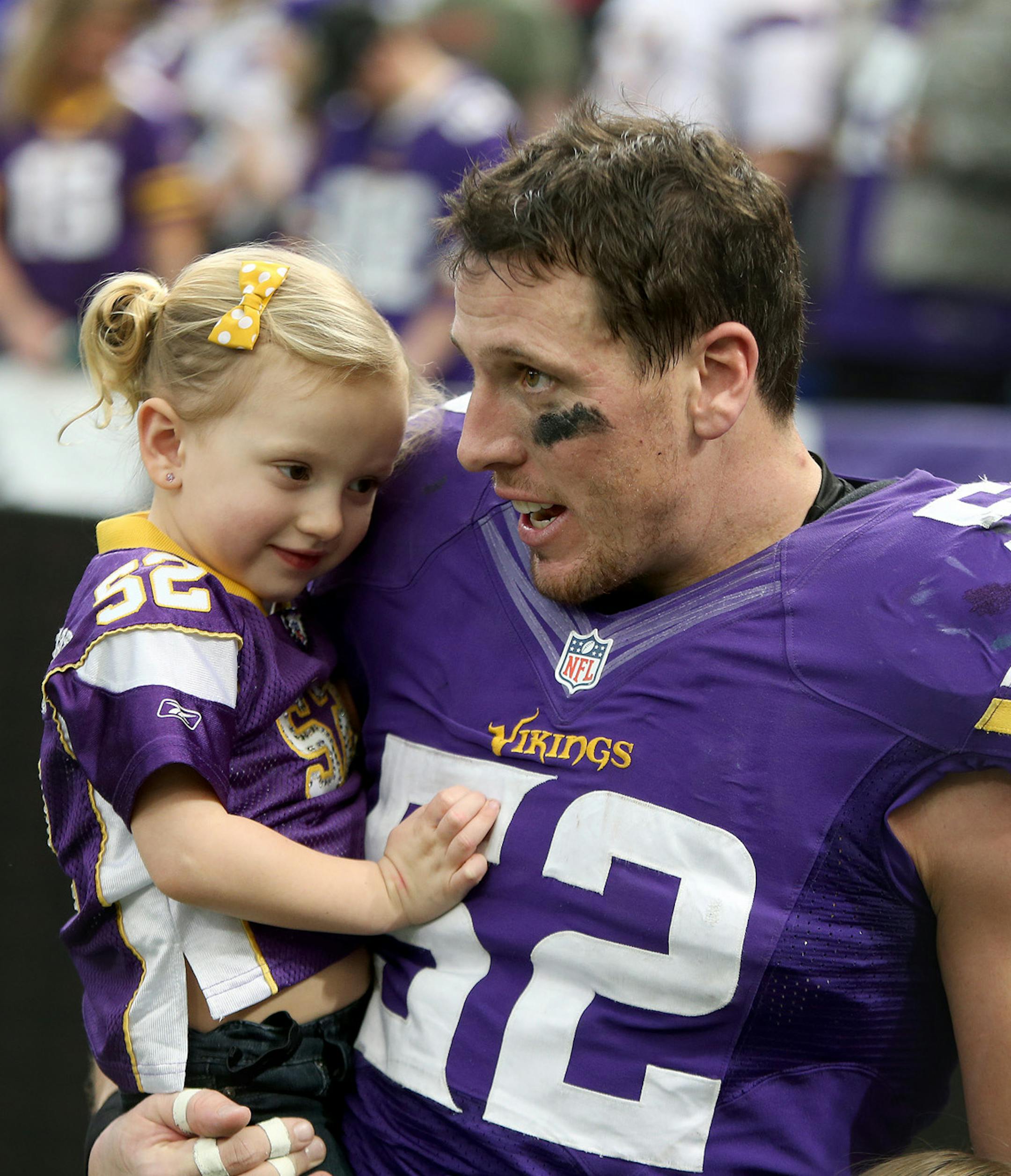 Minnesota Vikings outside linebacker Chad Greenway (52) was greeted by his youngest daughter Beckett, 3, after the game at Mall of America Field, Sunday, December 29, 2013 in Minneapolis, MN. (ELIZABETH FLORES/STAR TRIBUNE) ELIZABETH FLORES • eflores@startribune.com