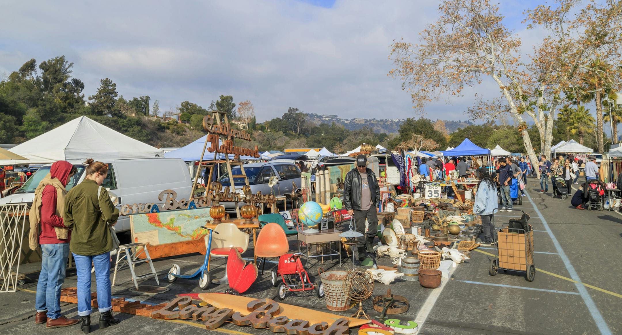 The famous flea market at the Rose Bowl, held in Pasadena, Calif. (Dreamstime) ORG XMIT: 1203313