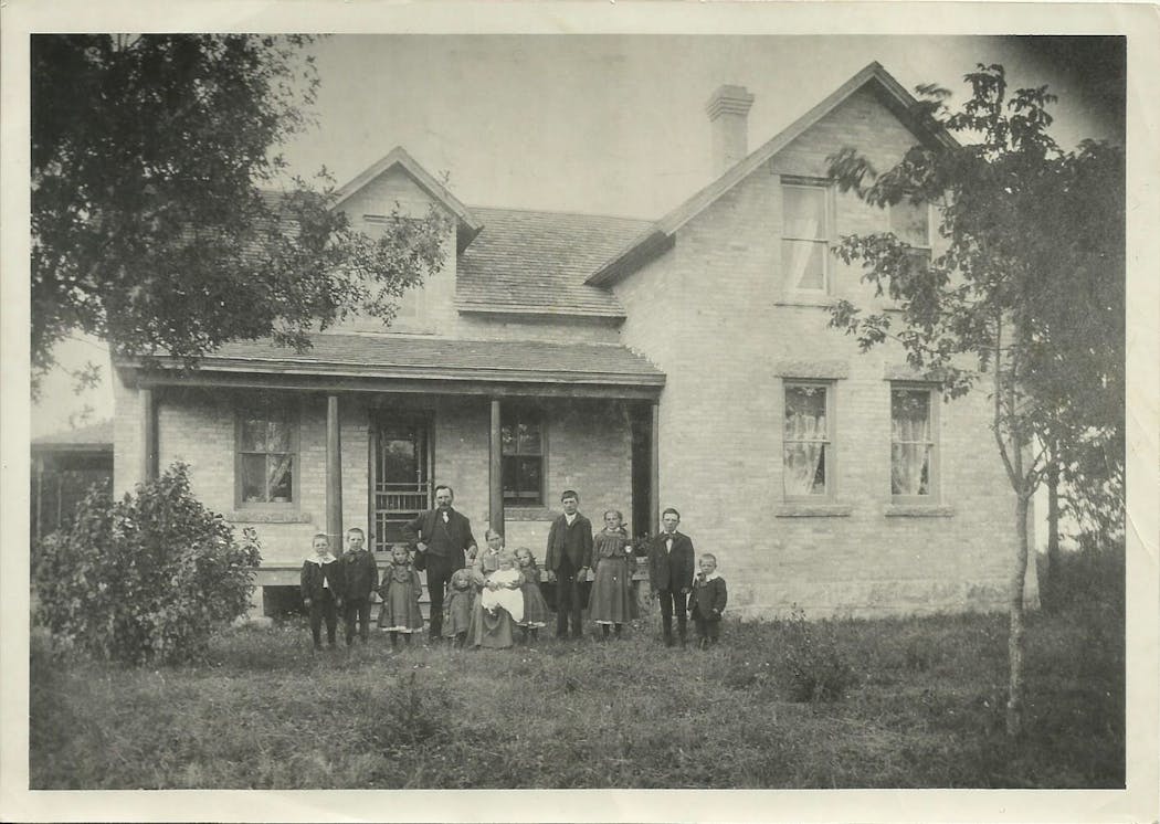 The Marklowitz family, with Fred and Caroline surrounded by 10 of their children in front of their farm house, circa 1915.