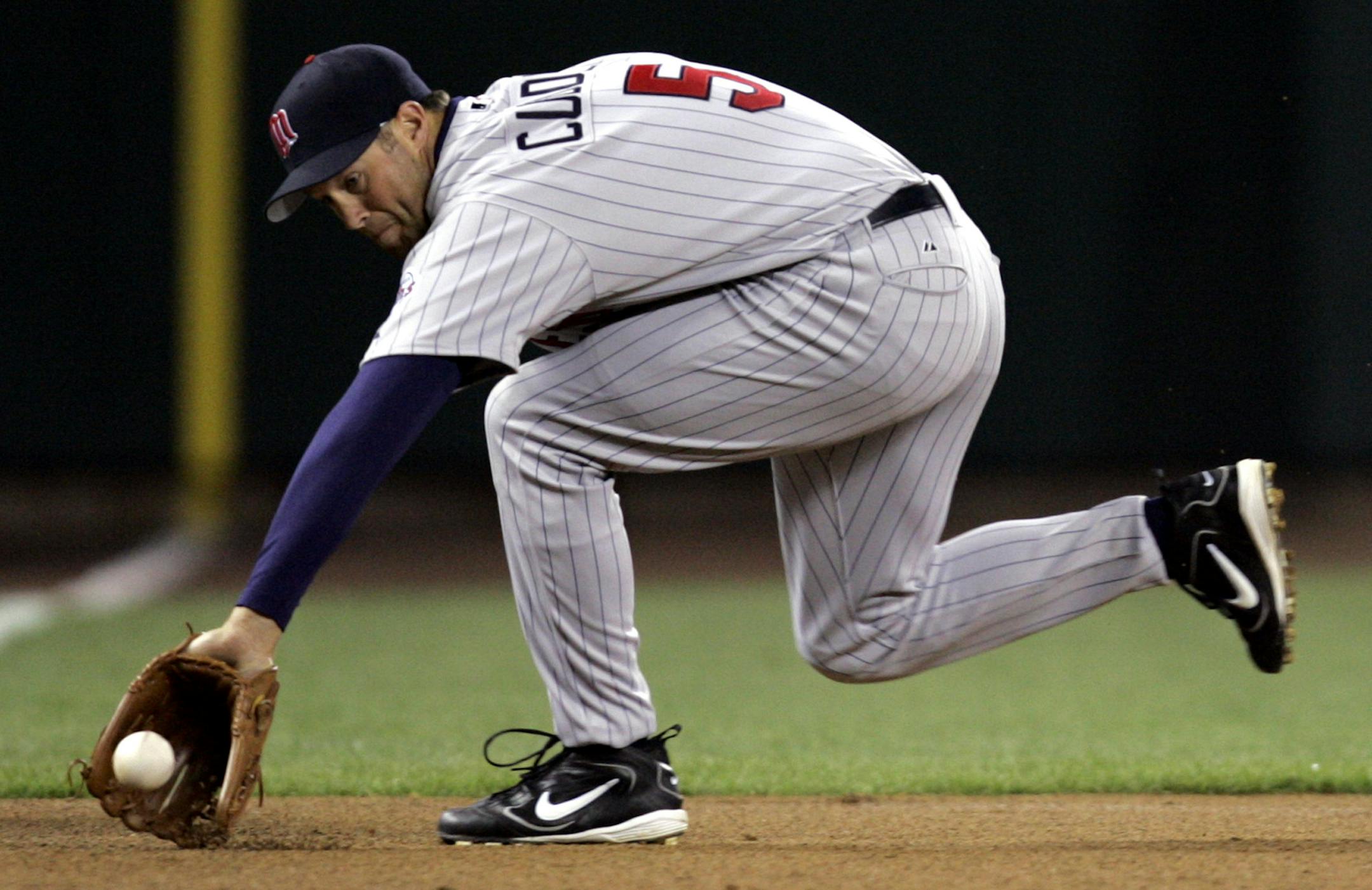 Carlos Gonzalez/Star Tribune April 5, 3005 -- Safeco Field - Seattle, WA  MLB  Minnesota Twins vs. Seattle Mariners  Twins 3rd baseman Michael Cuddyer, fields a ball and throws out Seattles Randy Winn in the 1st inning.