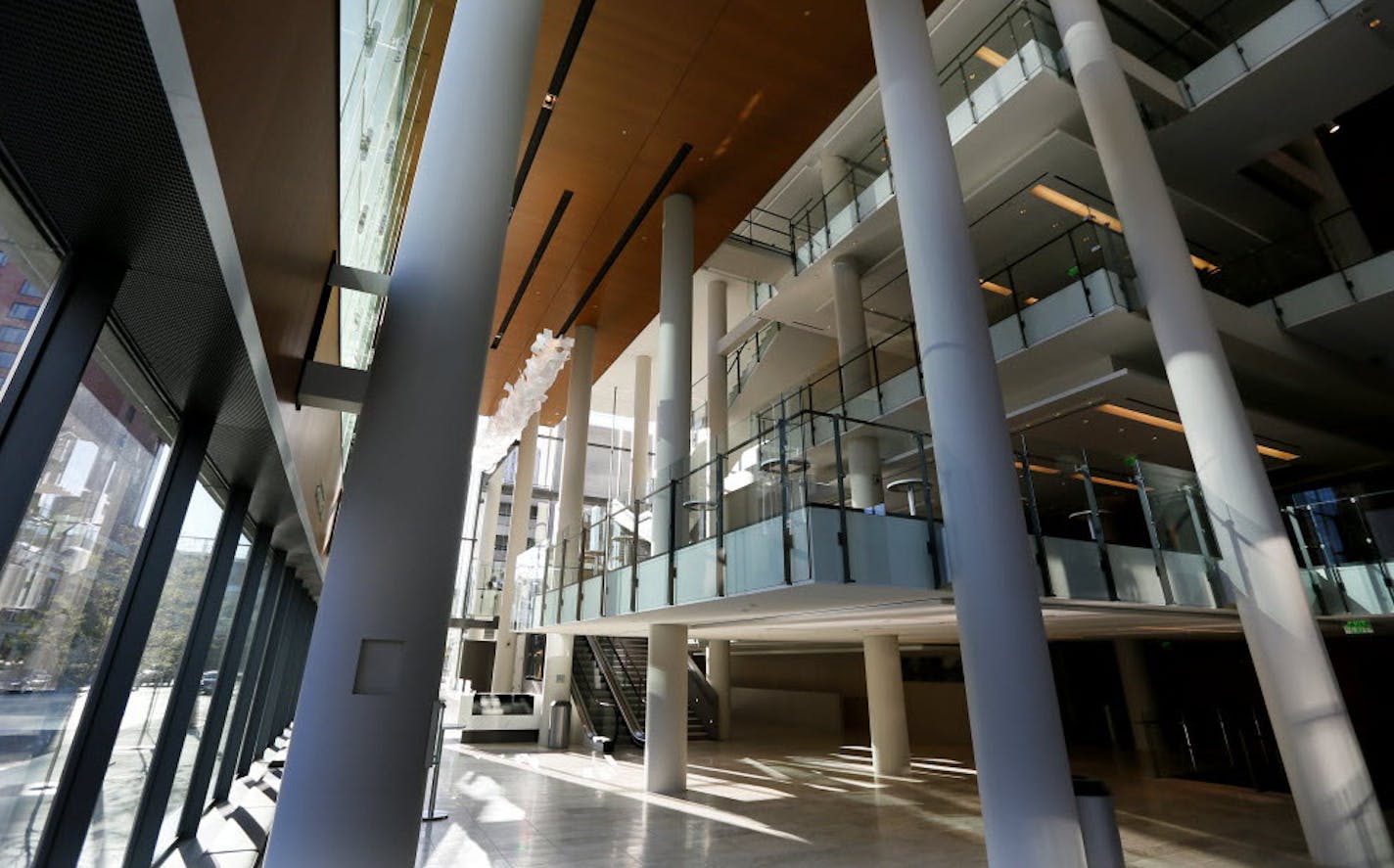 The Orchestra Hall renovation included enlarging the cramped lobby by pushing it out toward 11th Street and opening it to the city with windows. New escalators, at rear, connect to a skyway and popular parking ramp across Marquette Avenue.