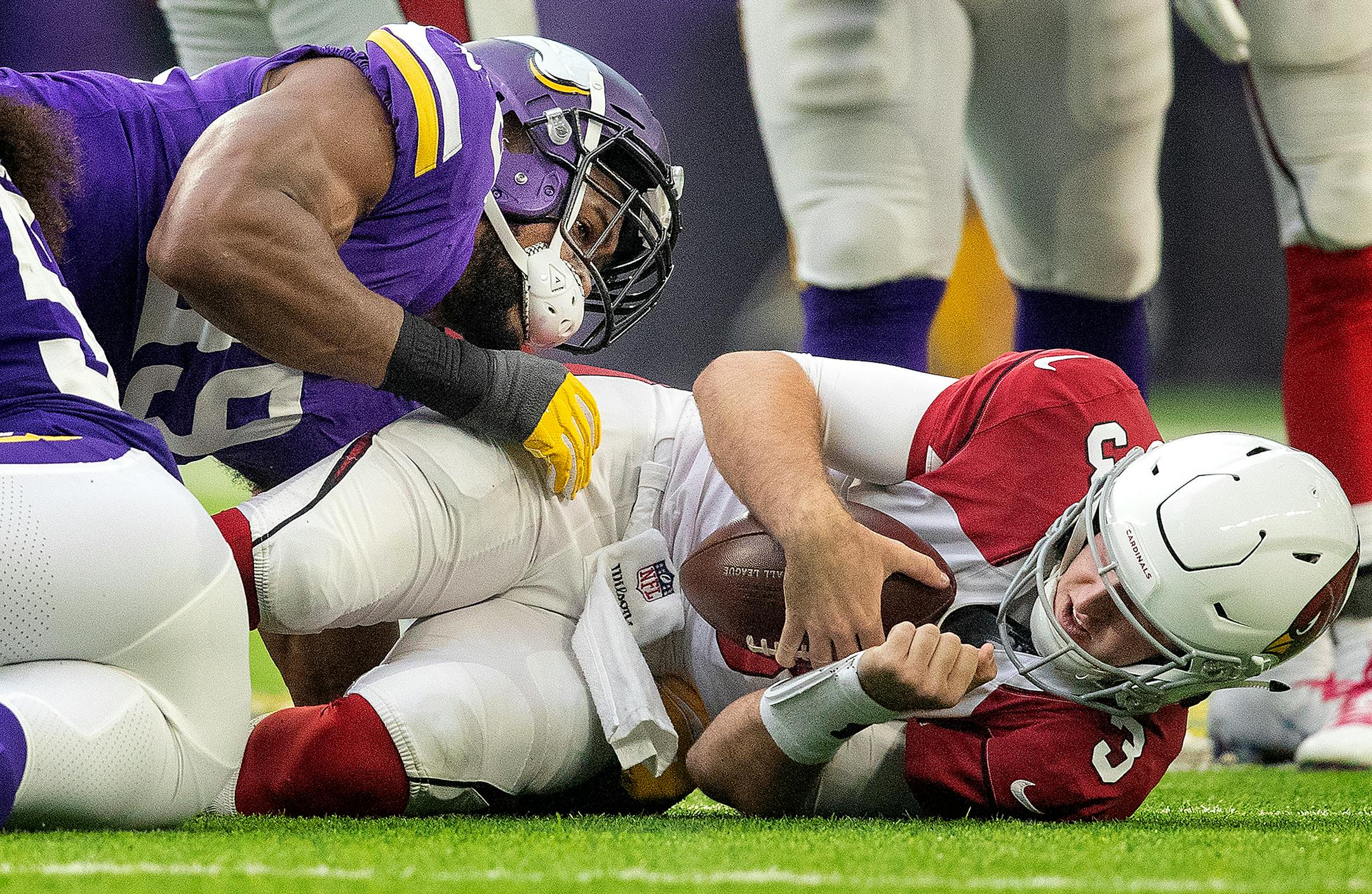 Vikings defensive end Danielle Hunter sacked Cardinals quarterback Josh Rosen in the second quarter on Sunday.